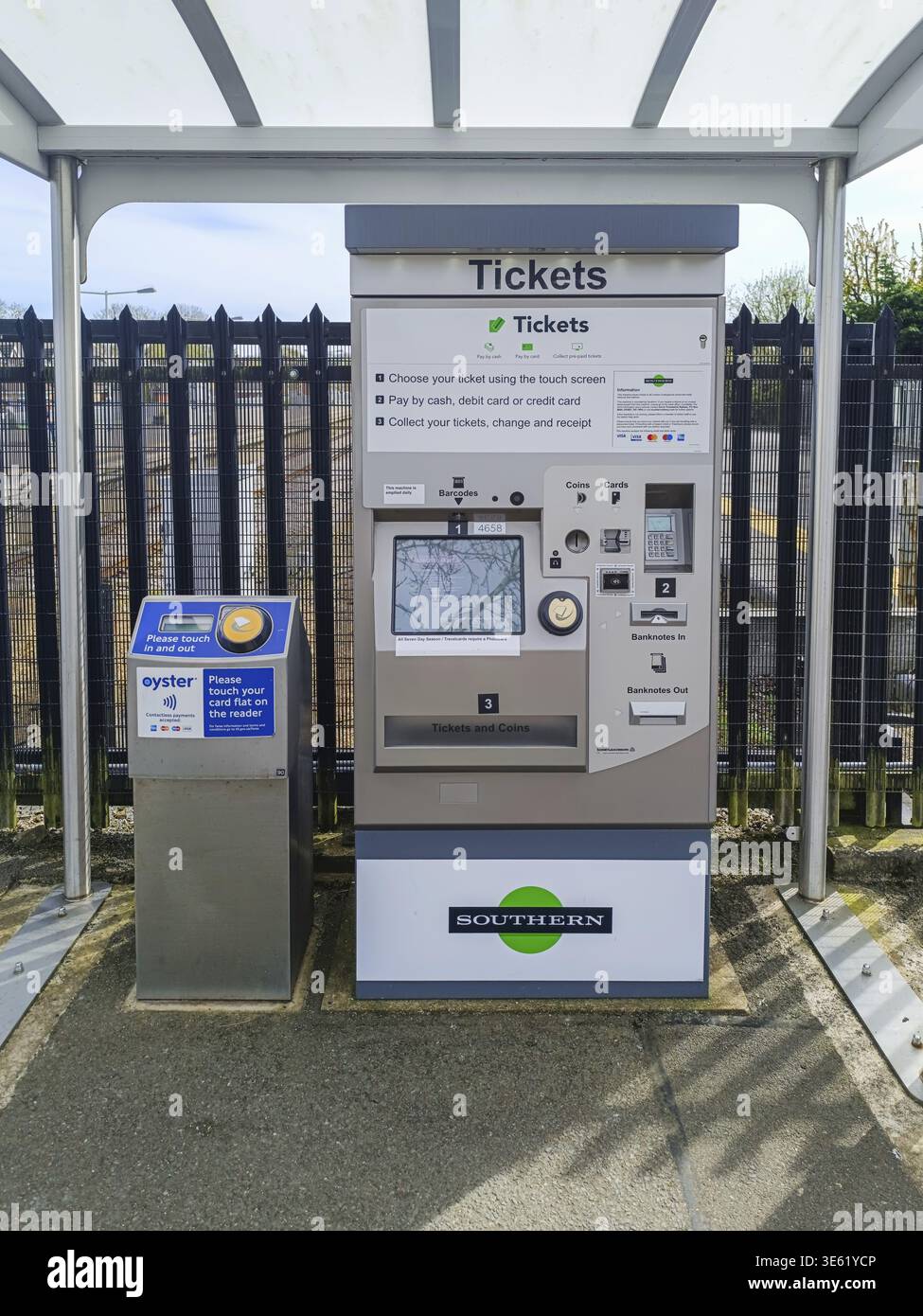 L'invention concerne un distributeur automatique de billets en libre-service situé sur une plate-forme de gare, fournissant des solutions de billetterie automatisées pour les navetteurs quotidiens et les voyageurs. Banque D'Images