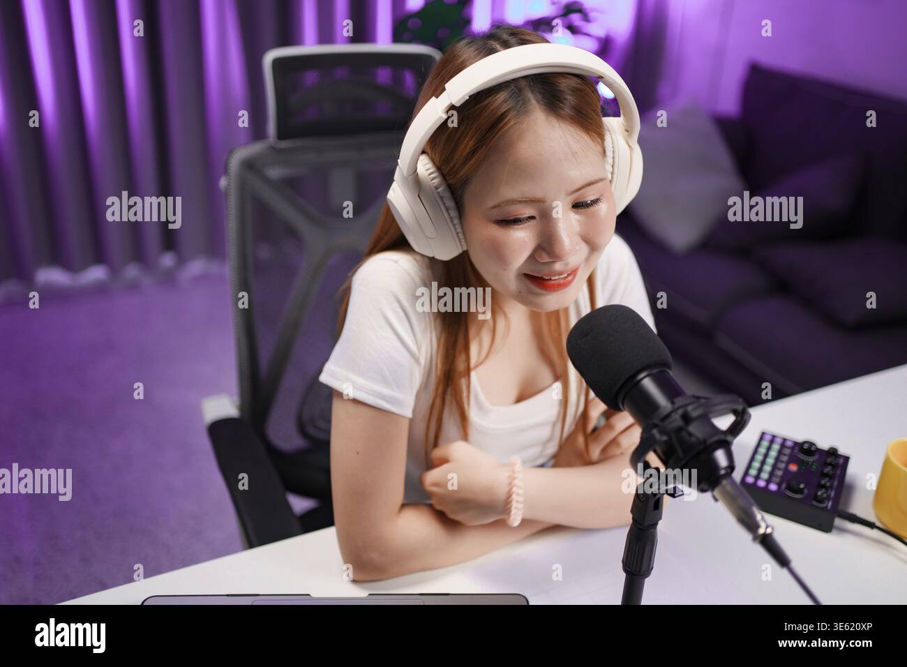 Animatrice de podcasts féminins créant du contenu audio pour la diffusion multimédia en ligne, le streaming numérique et la communication professionnelle Banque D'Images
