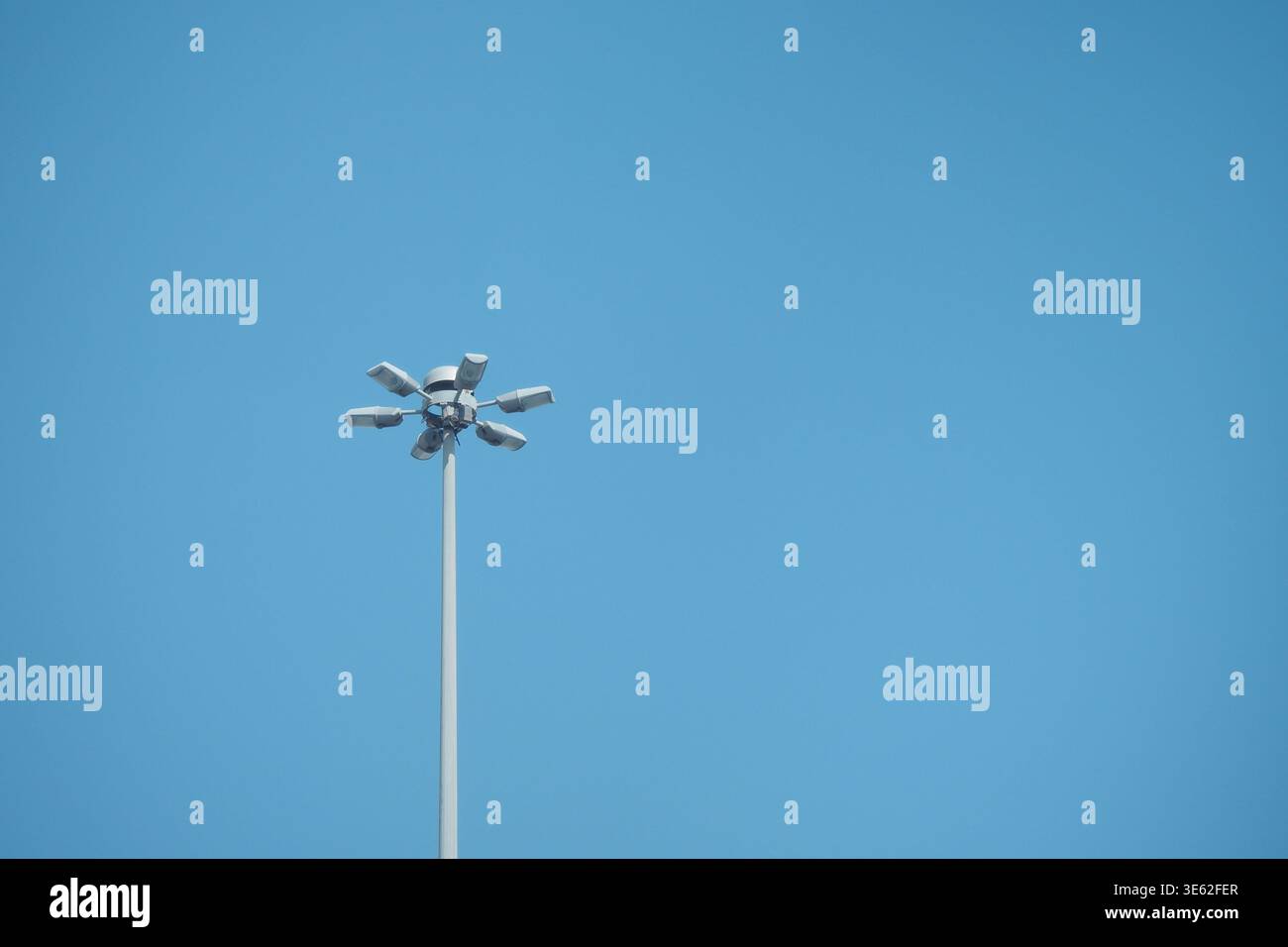 Réverbère avec caméras sous ciel bleu clair Banque D'Images