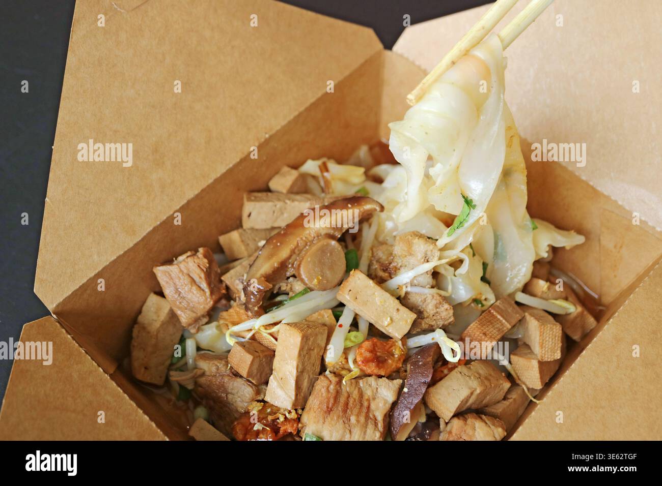 Nouilles de riz avec porc braisé et sauce tofu, cuisine de rue thaïlandaise d'influence cantonaise Banque D'Images