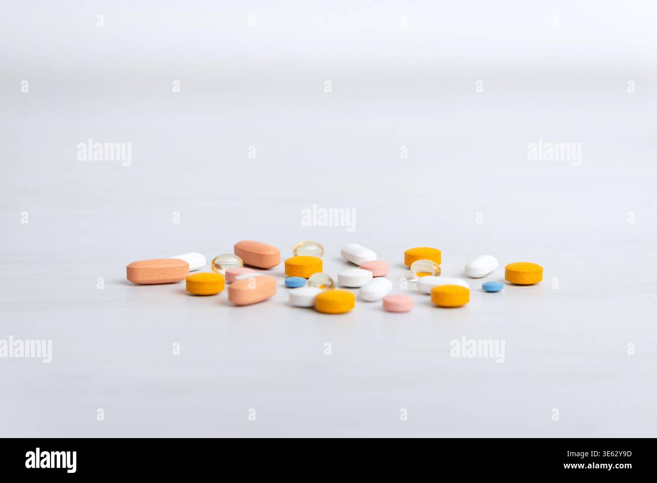 Pilules dispersées sur fond propre avec espace de copie, concept pharmaceutique et de soins de santé Banque D'Images