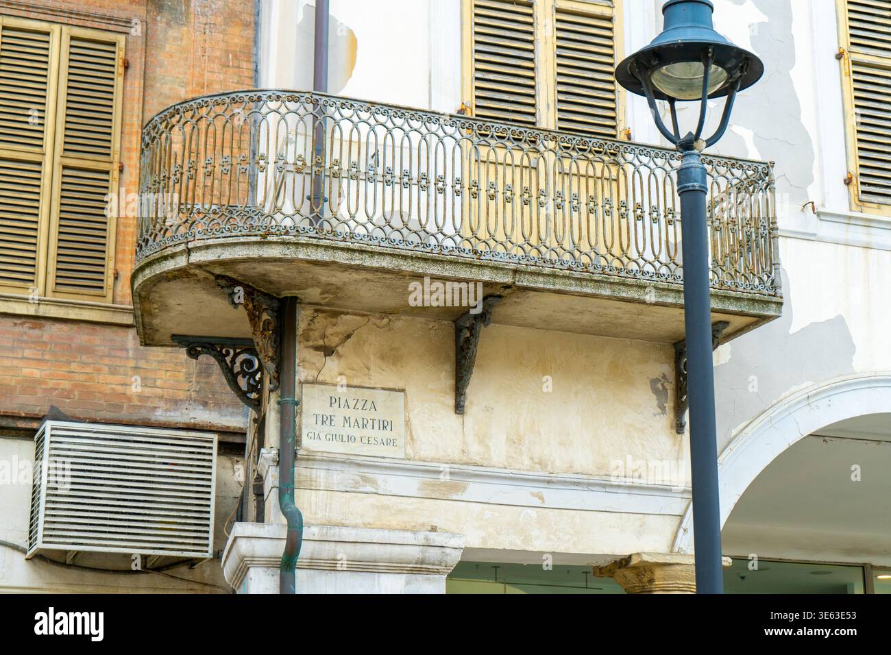 Balcon rond italien avec grilles en fer forgé. Architecture ancienne dans la ville de Rimini Italie. Piazza Tre Martiri. Façade de construction de maison. Banque D'Images