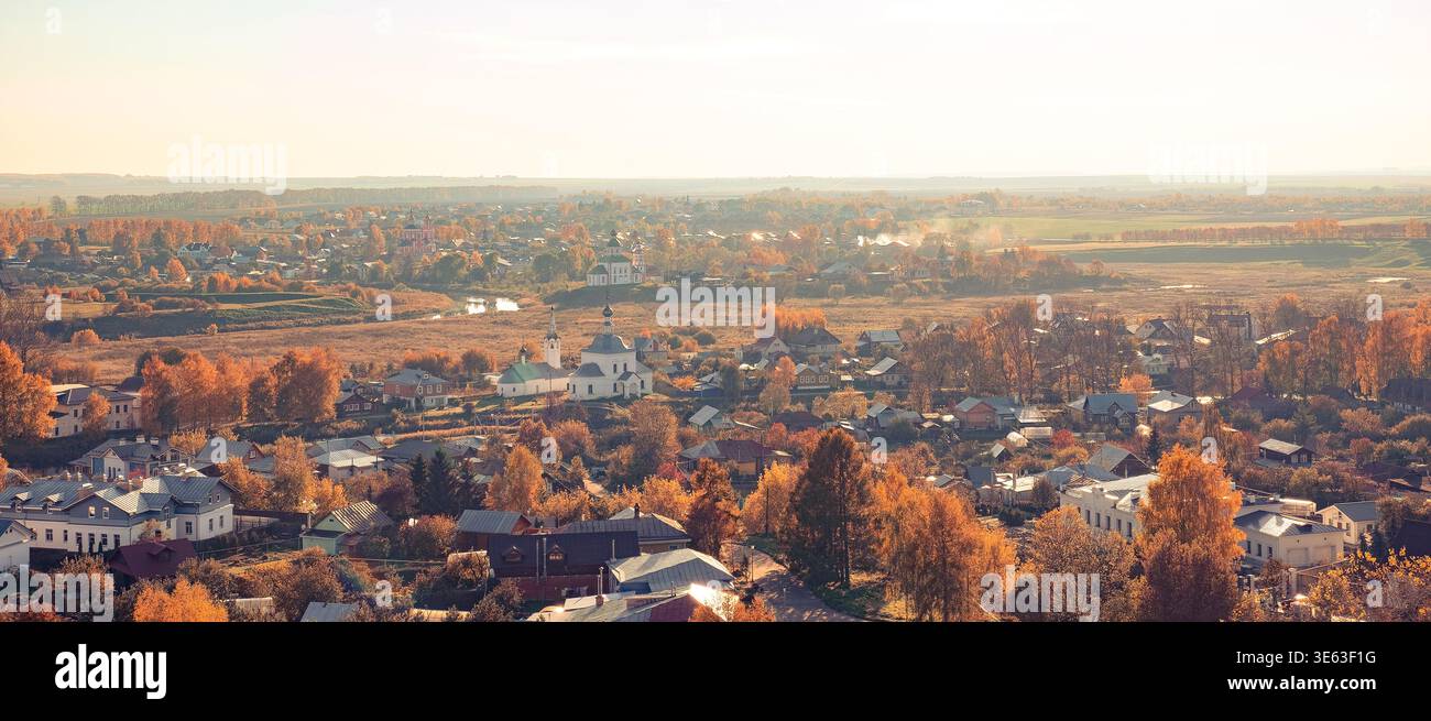 Vue d'automne sur la ville de Suzdal depuis le clocher Banque D'Images