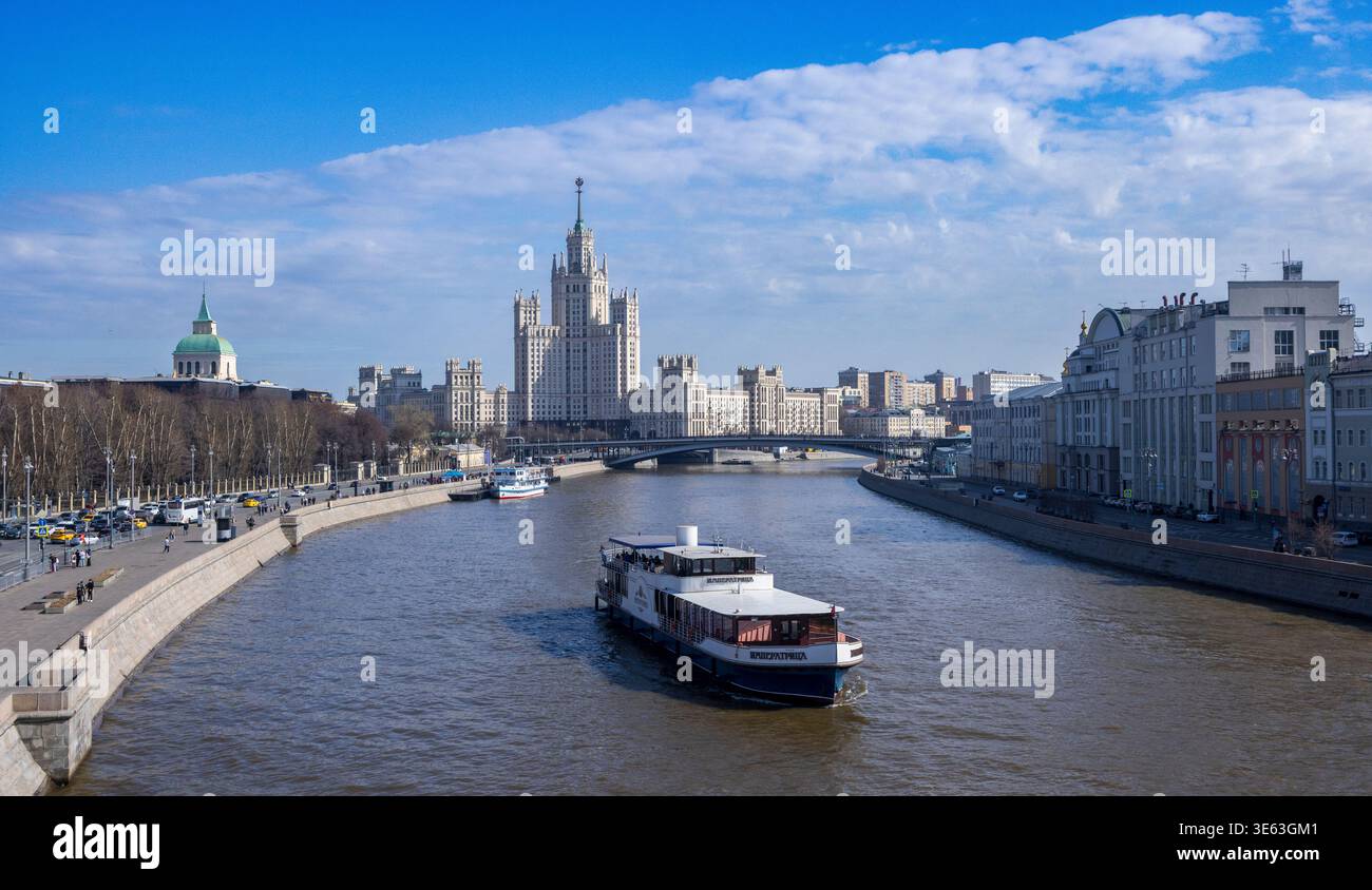 Une vue pittoresque sur la rivière Moscou avec un bateau, une belle architecture et un ciel bleu clair, Banque D'Images