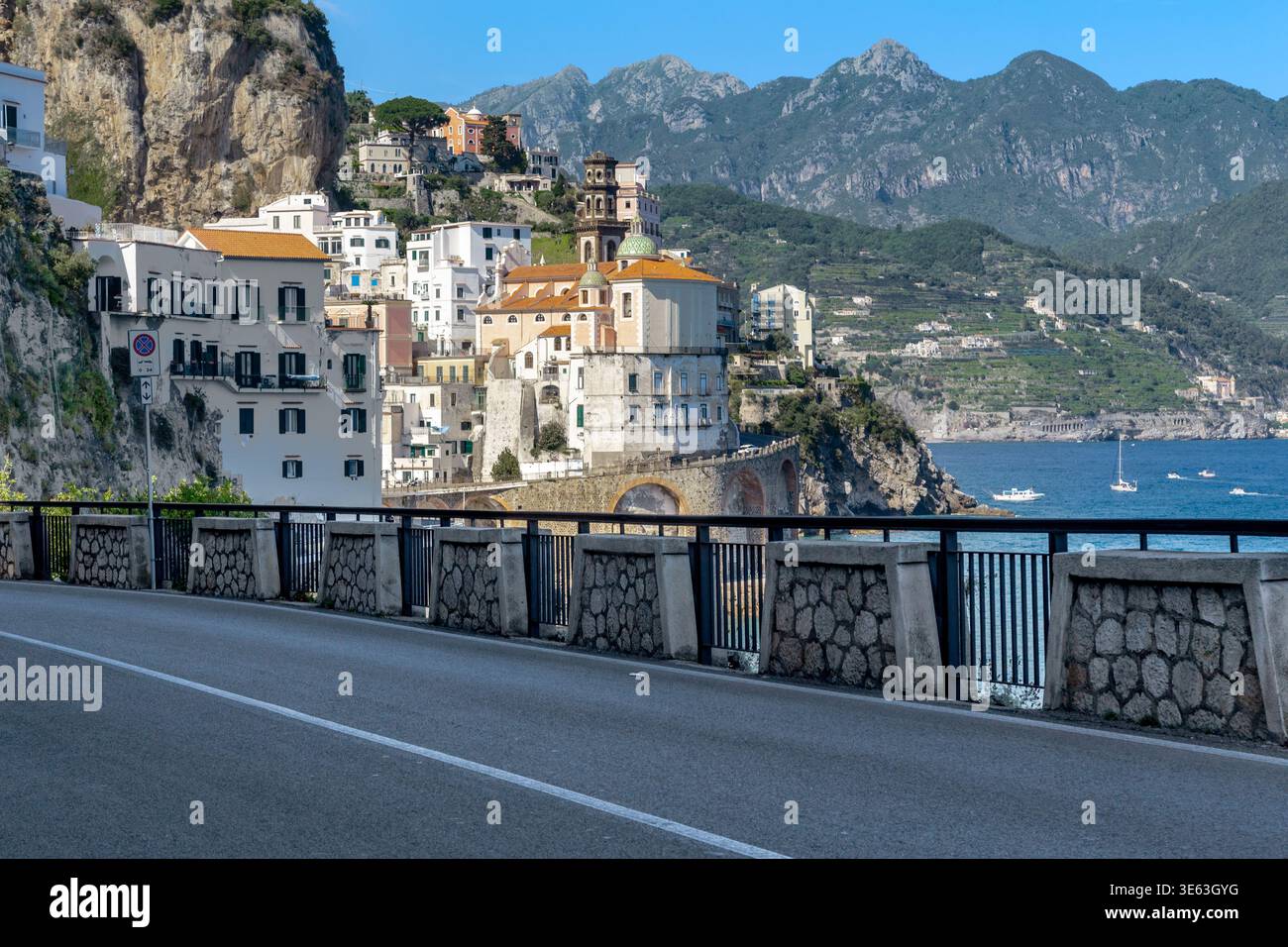 ATRANI, ITALIE - 26 MAI 2025 : ceci est une vue d'une petite ville balnéaire sur la côte amalfitaine. Banque D'Images