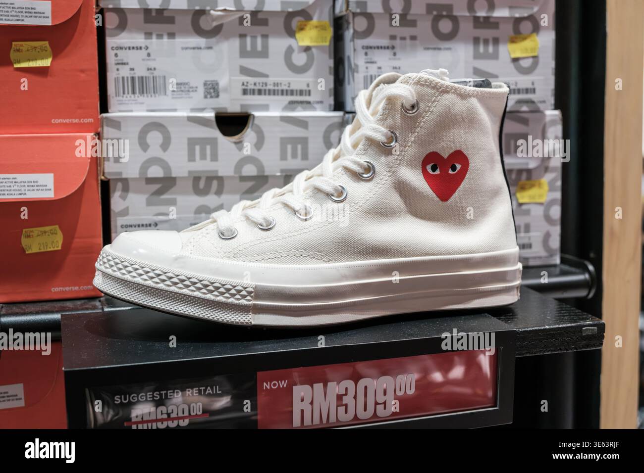Penang, Malaisie - 16 octobre 2025 : une paire de sneakers montantes Converse blanches est présentée sur fond de boîtes à chaussures de la marque, avec un son Banque D'Images