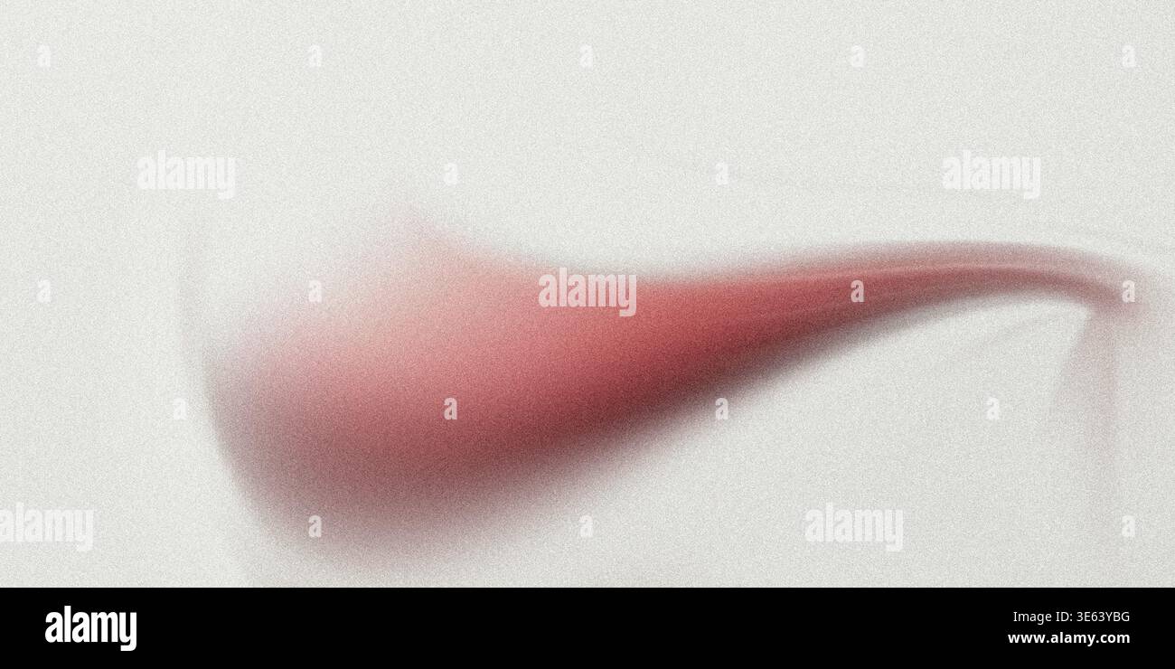 Cette image présente un maculage de maquillage rouge flou sur une surface blanche, avec un flou et un dégradé subtil, créant un effet visuel rêveur et artistique. Banque D'Images