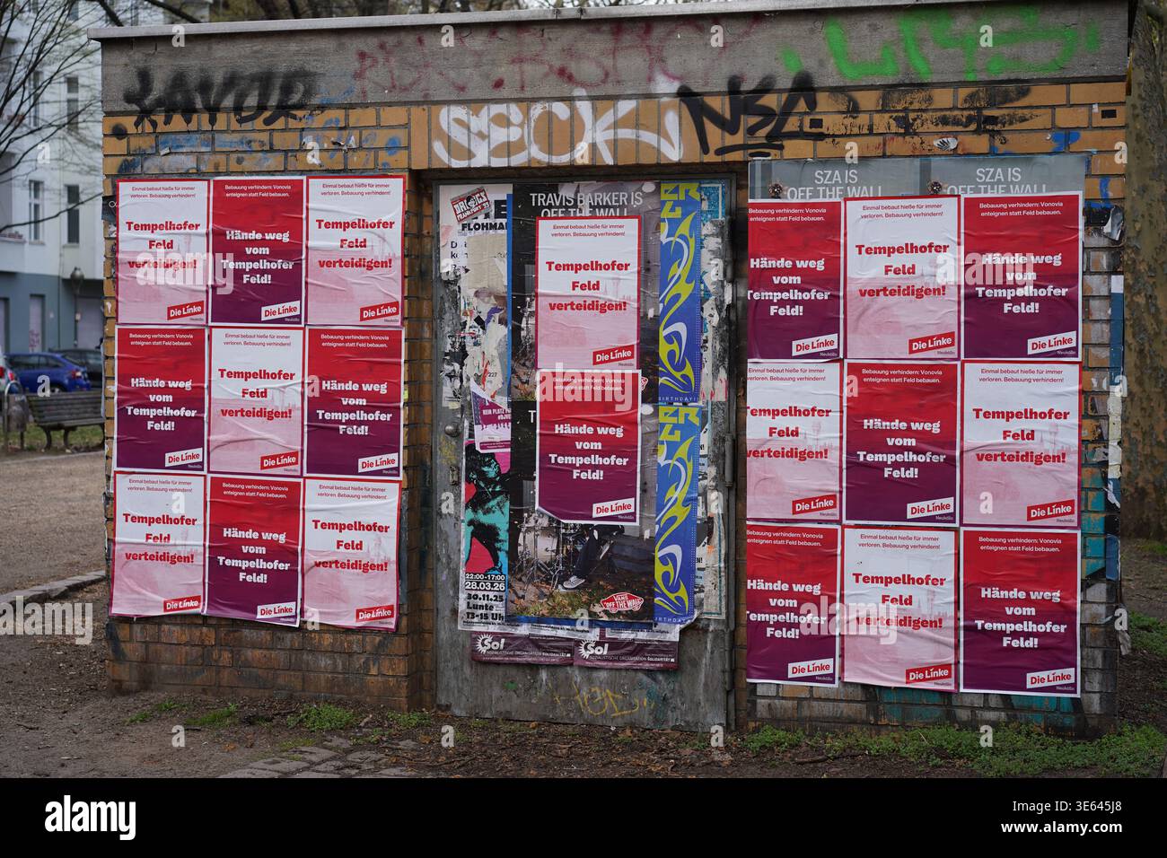 Berlin, Allemagne - 4 avril 2026 : affiches politiques du parti Die Linke protestant contre le développement de logements sur Tempelhofer Feld, vues à Neukölln. Banque D'Images