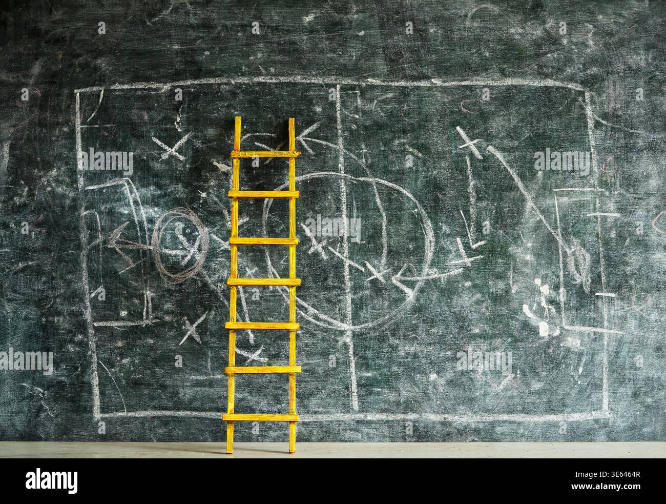 concept de soccer pour l'événement de football gerat cette année avec échelle de succès et tactiques de soccer gribouillent sur le tableau noir Banque D'Images