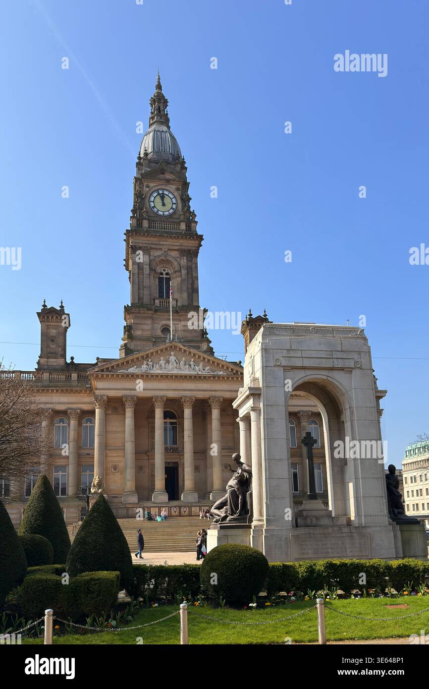 Centre-ville de Bolton. Town et Albert Halls avec mémorial de guerre au premier plan. Banque D'Images