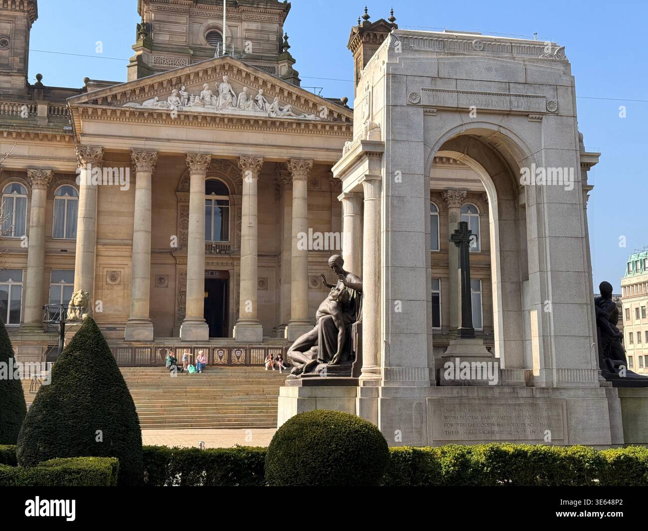 Centre-ville de Bolton. Town et Albert Halls avec mémorial de guerre au premier plan. - Image de stock capturée avec un smartphone