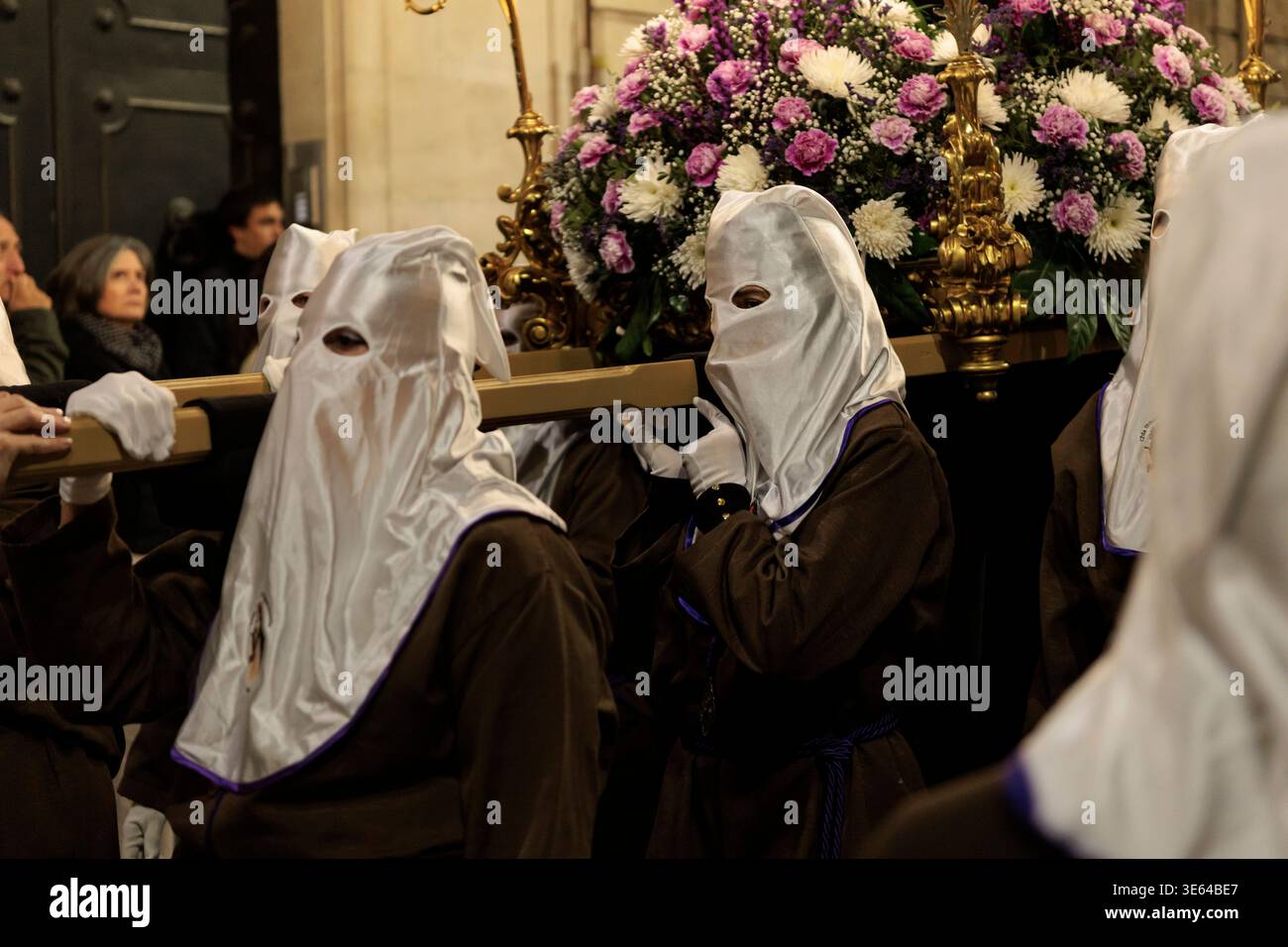 Les femmes porteuses de la Vierge Marie flottent lors de la procession du jeudi Saint, Alcoy, 2 avril 2026, Espagne Banque D'Images
