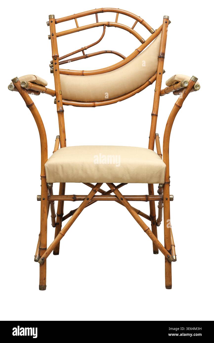 Une chaise élégante en bambou présente un dossier distinctif et un coussin moelleux, créant une assise accueillante. Idéal pour améliorer les espaces comme les cafés ou Banque D'Images