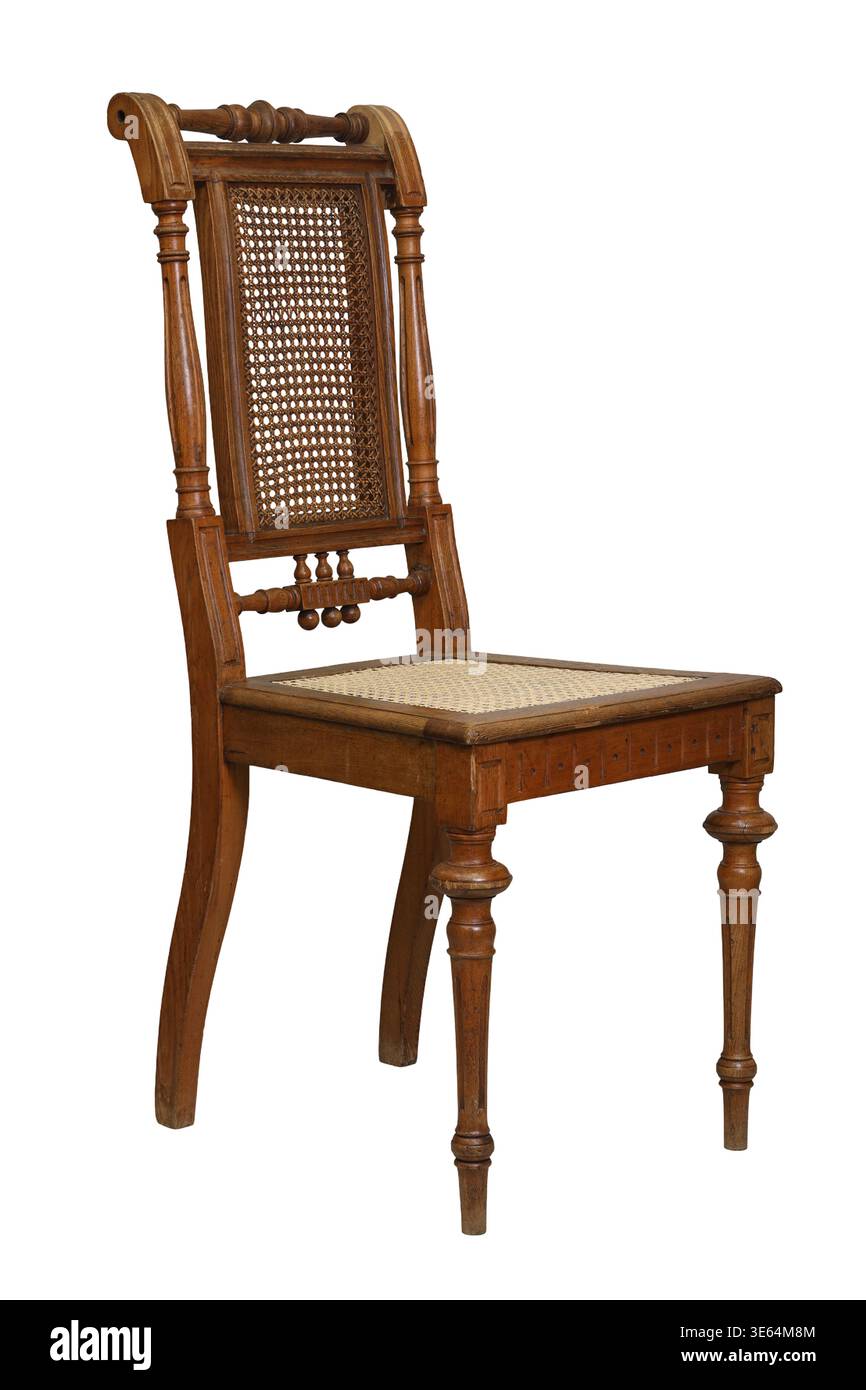 Cette superbe chaise en bois dispose d'un design gracieux avec un beau siège en canne tissée. Parfait pour ajouter du charme à n'importe quelle pièce avec son élégance classique Banque D'Images