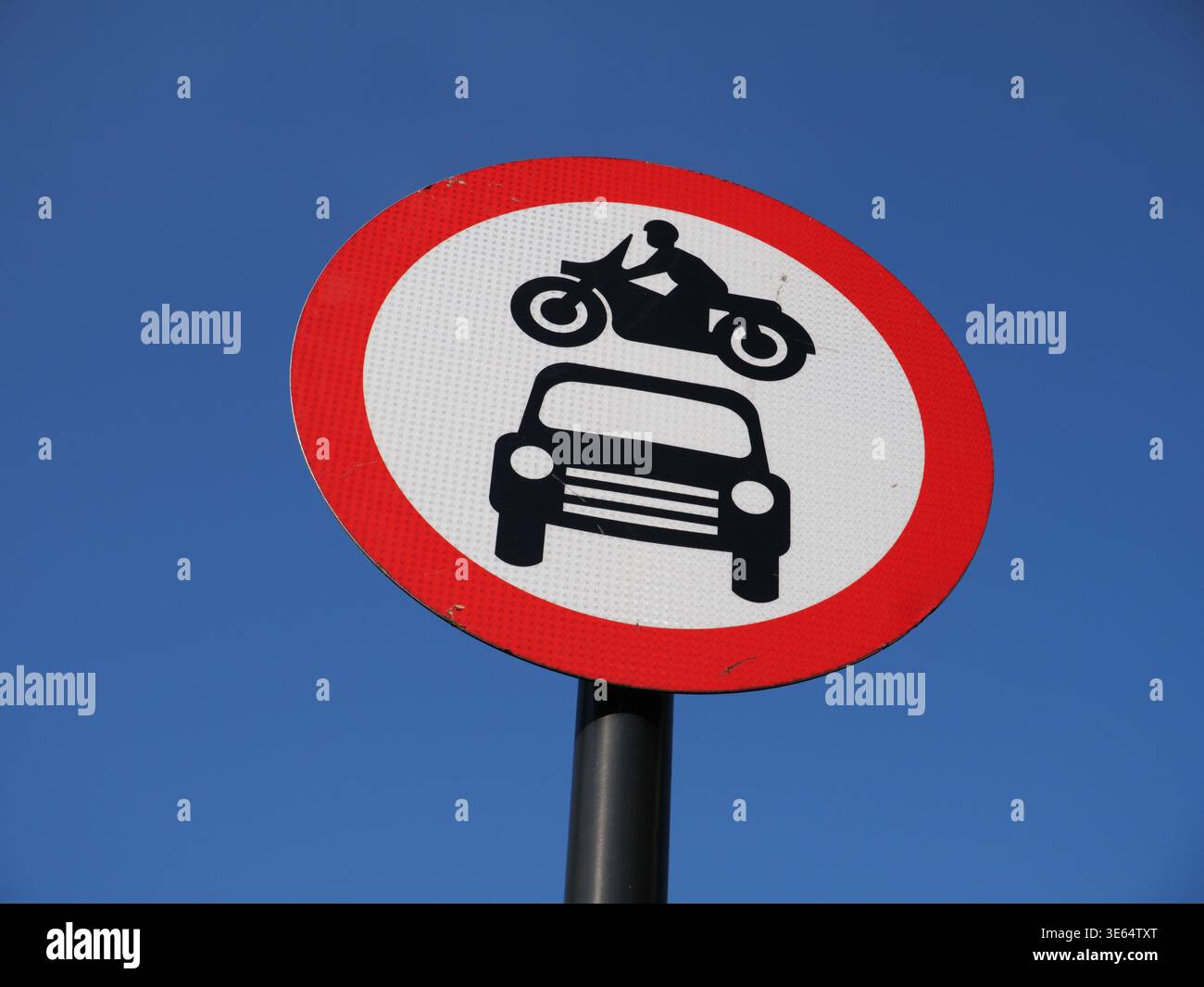 Aucun véhicule à moteur autorisé circulation routière rouge cercle signe de moto au-dessus de la voiture, Royaume-Uni Banque D'Images