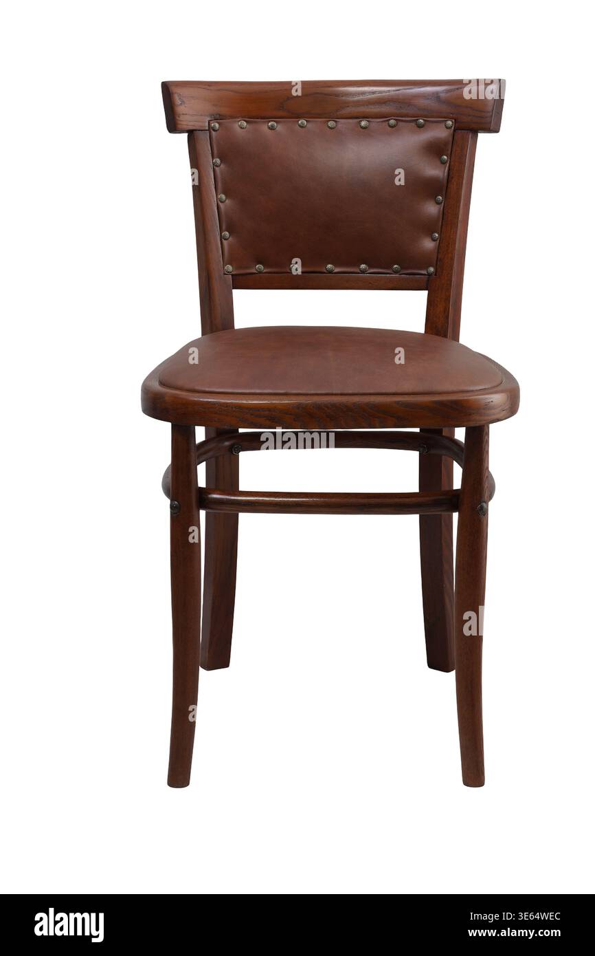 Cette chaise de salle à manger en bois vintage présente une finition chaude et riche et un siège en cuir confortable. Son dossier clouté ajoute une touche de charme, parfait pour Banque D'Images