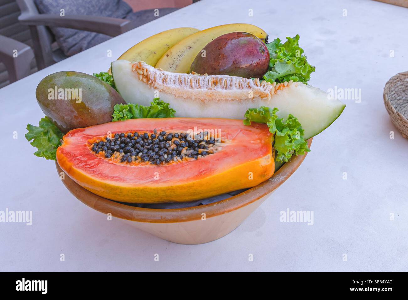 Assortiment de fruits tropicaux avec melon de papaye, bananes mangue et laitue sur assiette vue de dessus composition Banque D'Images