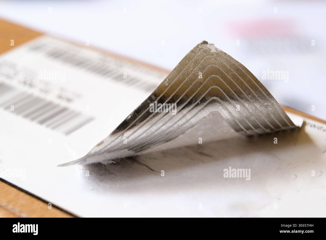 Étiquette autocollante RFID attachée à l'emballage. Banque D'Images