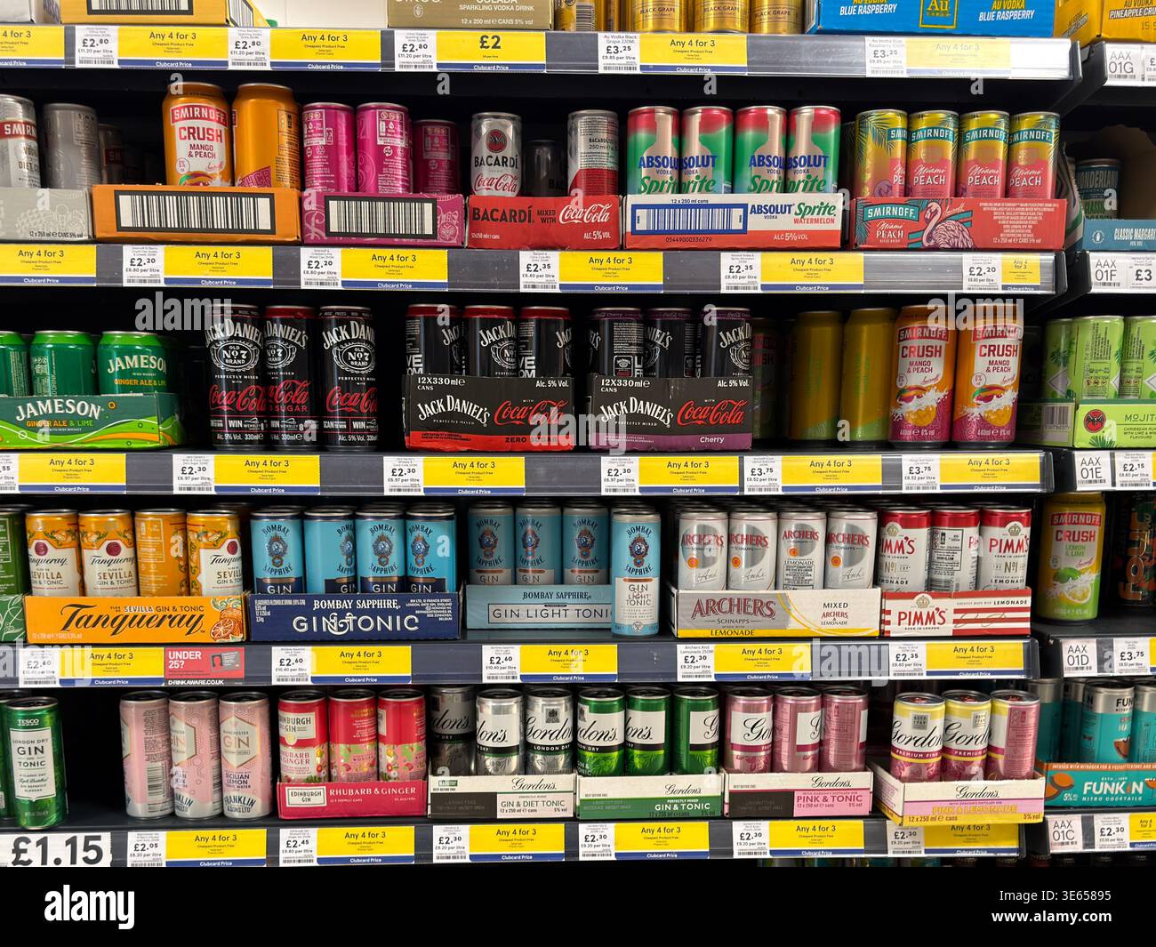 Canettes alcoolisées prêtes à boire de marque en vente dans un supermarché Tesco en Angleterre, au Royaume-Uni, montrant le marché croissant des cocktails en conserve. Banque D'Images