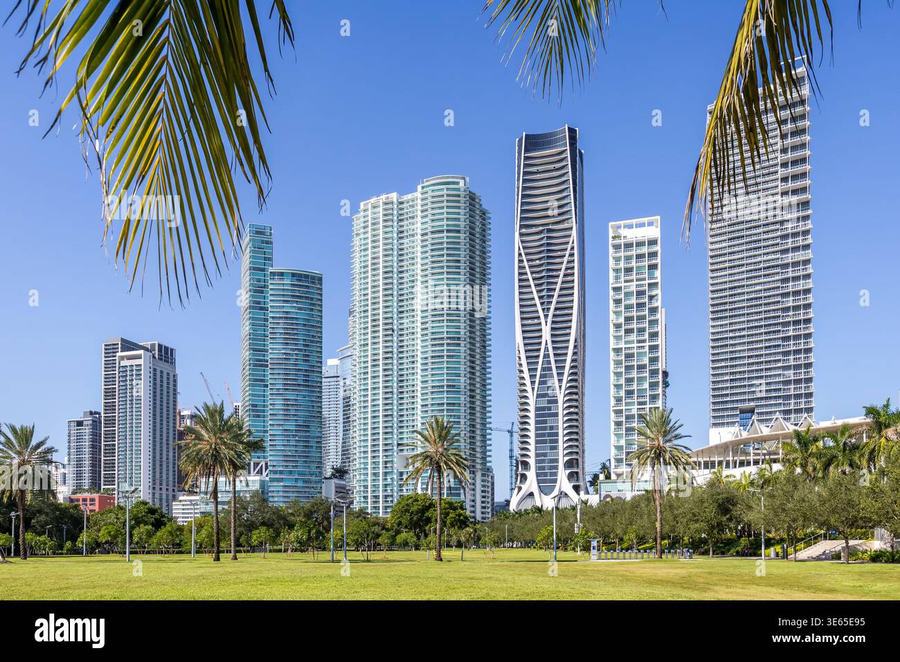 Miami skyline avec gratte-ciel immobilier à Maurice A. Ferré Park vacances en Floride à Miami, États-Unis Banque D'Images
