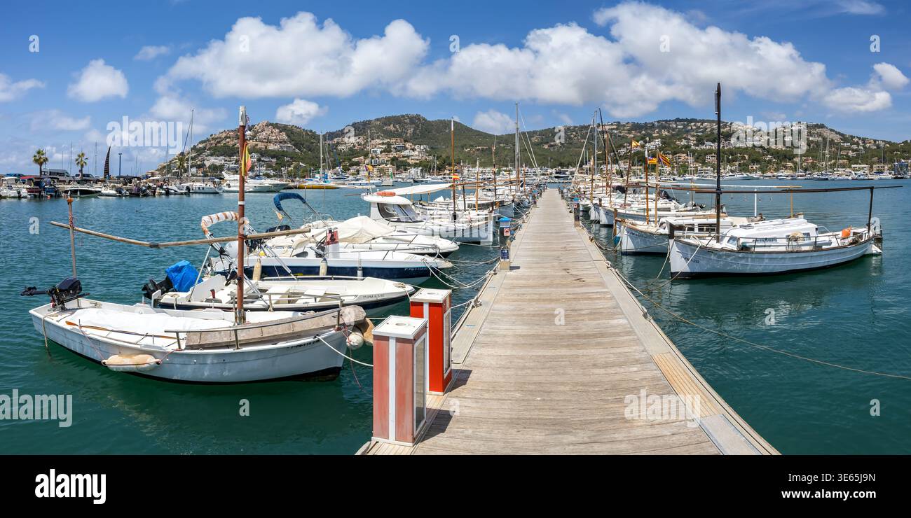 Port Andratx marina avec des bateaux sur l'île de Majorque panorama vacances par la mer voyageant en Espagne Banque D'Images