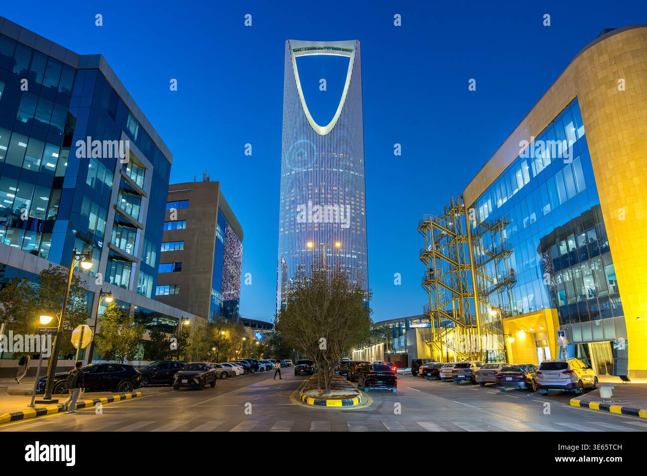 Riyad skyline Kingdom Centre Tower monument gratte-ciel bâtiment la nuit à Riyad, Arabie Saoudite Banque D'Images