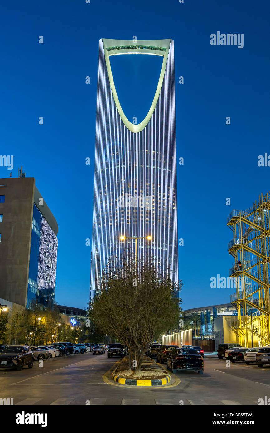 Riyad skyline Kingdom Centre Tower monument gratte-ciel bâtiment la nuit à Riyad, Arabie Saoudite Banque D'Images