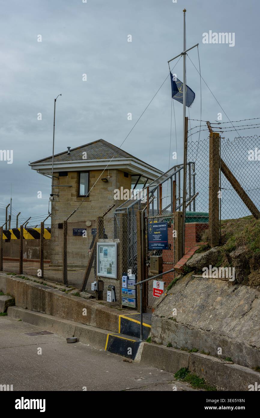Le bâtiment de la gare nationale Coastwatch institution (NCI) à Needles Landmark sur la pointe ouest de la côte de l'île de wight, Angleterre, Royaume-Uni Banque D'Images
