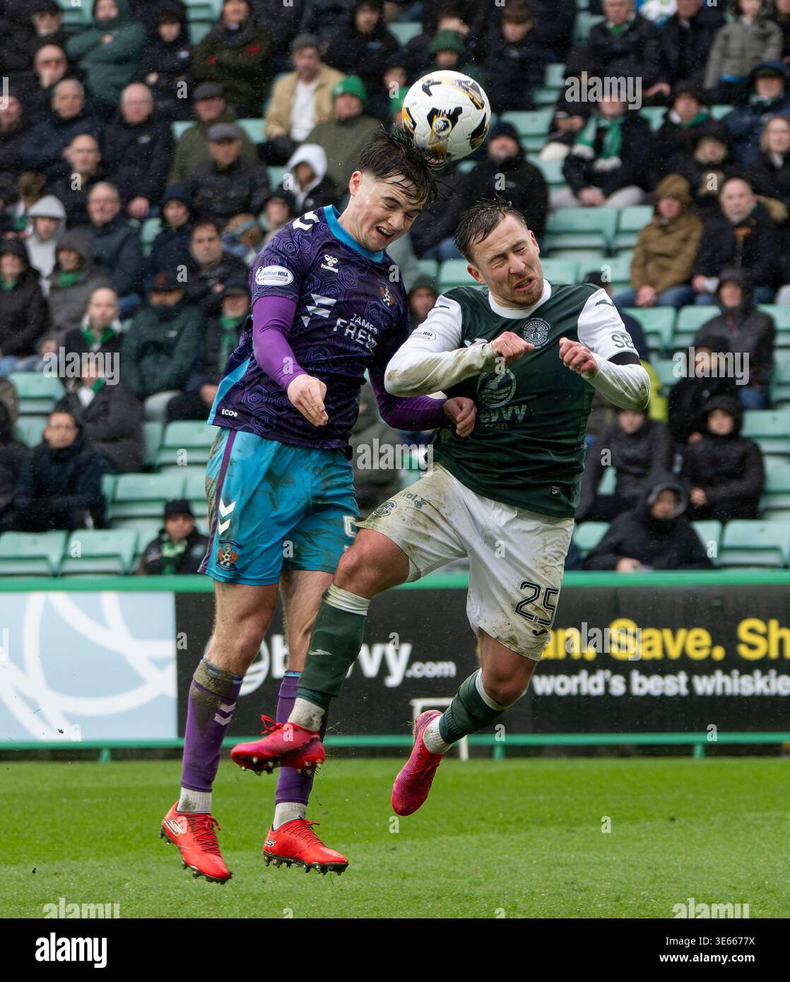 Édimbourg, Royaume-Uni. 04th Apr, 2026. Scottish Premiership - Hibernian FC contre Kilmarnock FC 04042026 milieu de terrain de Kilmarnock, Findlay Curtis, et l'arrière-aile de Hibs, Felix Passlack, vont pour le ballon alors que Hibs affronte Kilmarnock en première équipe écossaise au stade Easter Road, à Édimbourg, au Royaume-Uni. Crédit : Ian Jacobs/Alamy Live News Banque D'Images