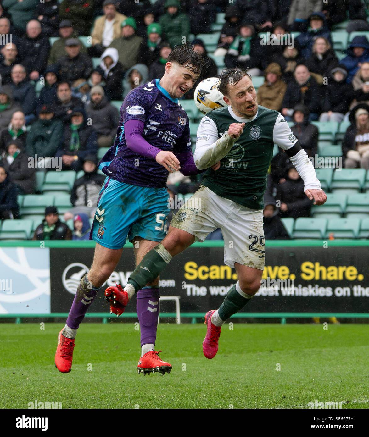 Édimbourg, Royaume-Uni. 04th Apr, 2026. Scottish Premiership - Hibernian FC contre Kilmarnock FC 04042026 milieu de terrain de Kilmarnock, Findlay Curtis, et l'arrière-aile de Hibs, Felix Passlack, vont pour le ballon alors que Hibs affronte Kilmarnock en première équipe écossaise au stade Easter Road, à Édimbourg, au Royaume-Uni. Crédit : Ian Jacobs/Alamy Live News Banque D'Images