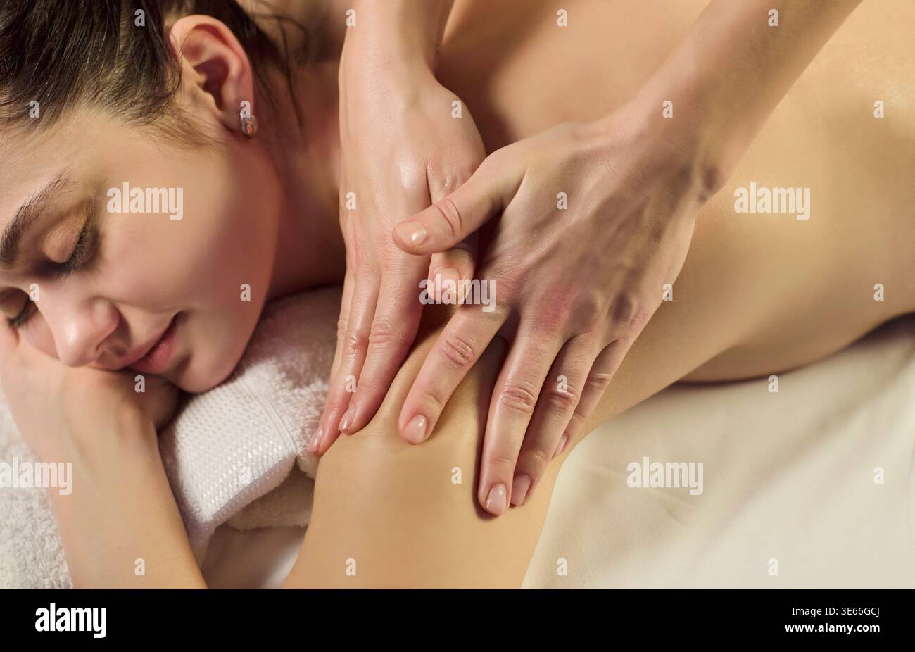 Cliente recevant un massage des épaules au spa, thérapie relaxante de soins du corps de bien-être Banque D'Images
