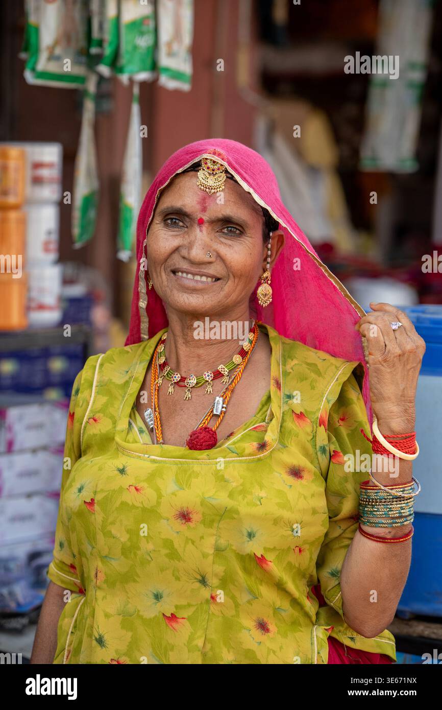 Une femme âgée portant des vêtements et des bijoux traditionnels vibrants à Jodhpur Inde Banque D'Images