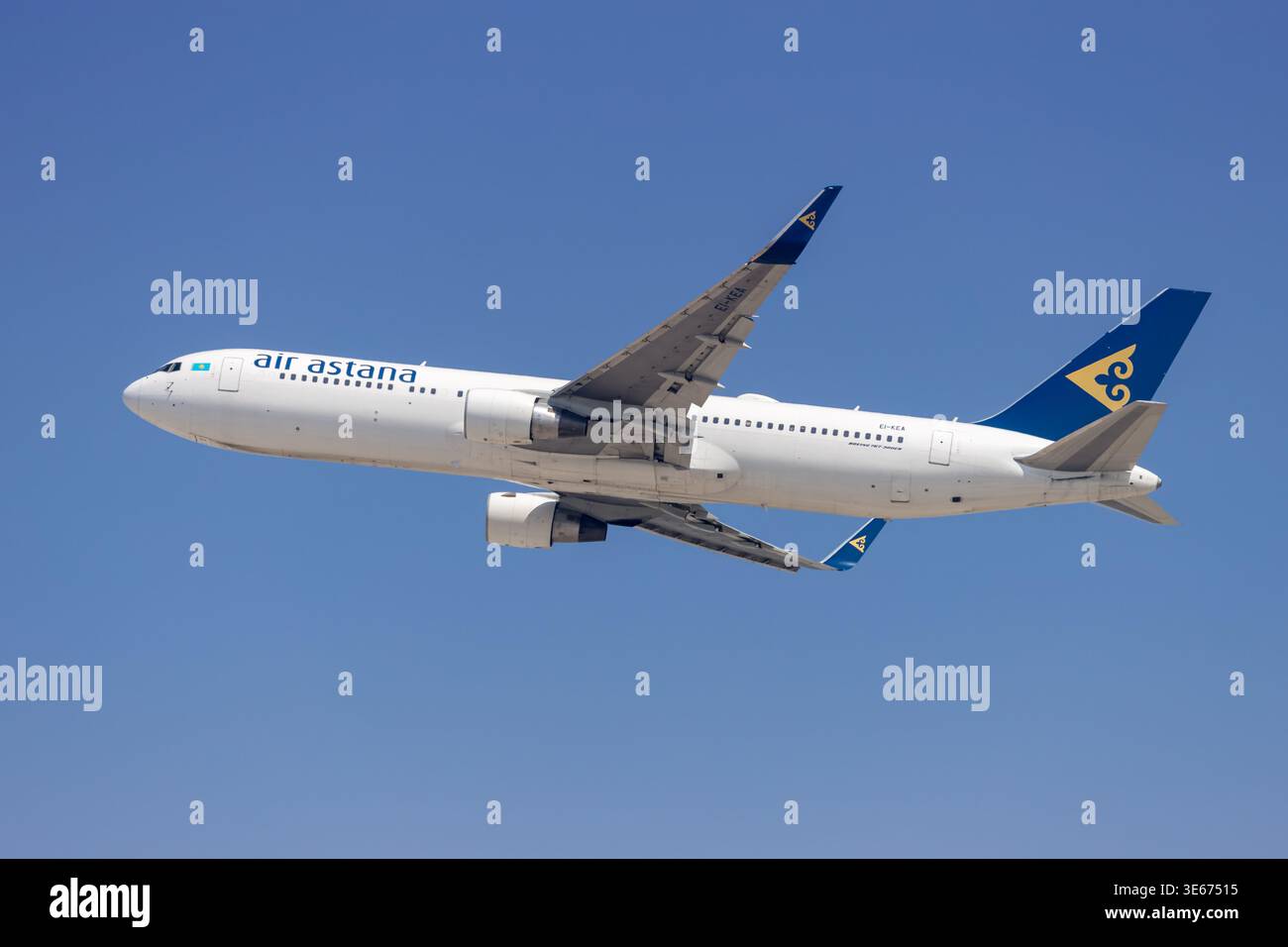 Dubaï, Émirats arabes Unis - 21 février 2026 : Air Astana Boeing 767-300ER à l'aéroport de Dubaï aux Émirats arabes Unis. Banque D'Images