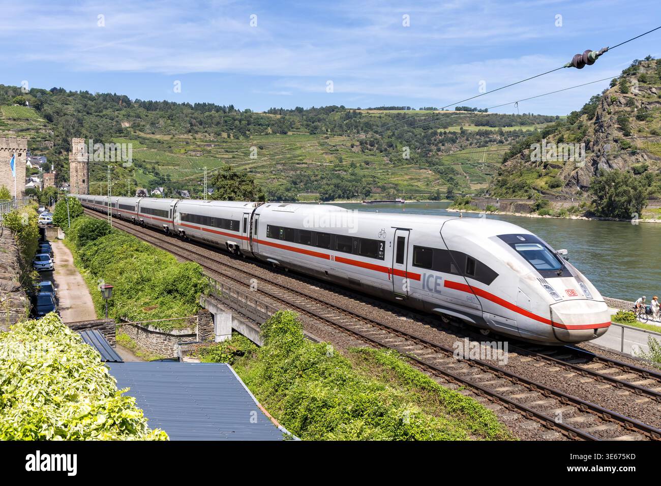 Oberwesel, Allemagne - 6 août 2024 : train à grande vitesse ICE 4 de la Deutsche Bahn DB sur le chemin de fer du Rhin Ouest à Oberwesel, Allemagne. Banque D'Images