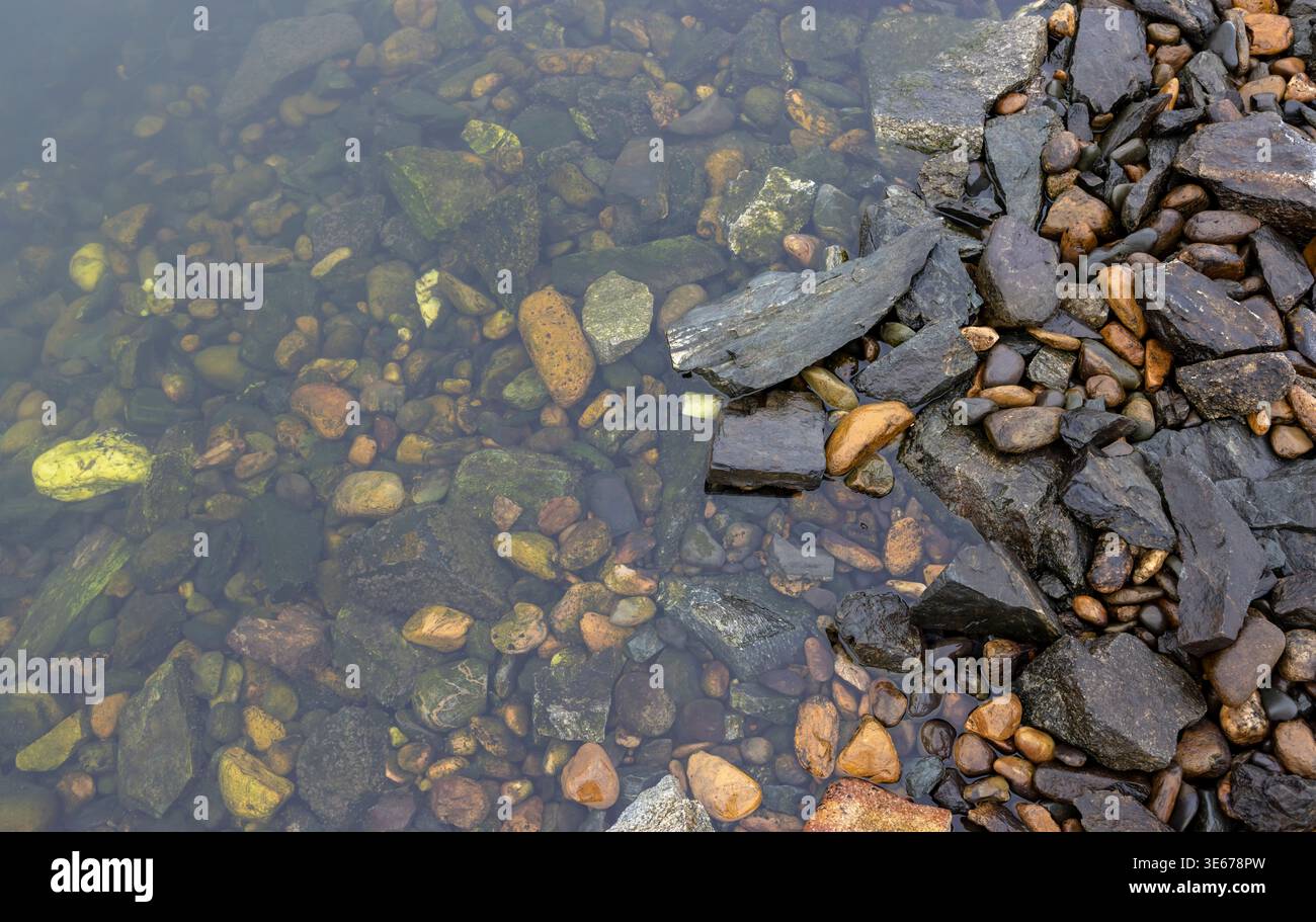 Grandes pierres colorées dans l'eau froide, vue de dessus Banque D'Images