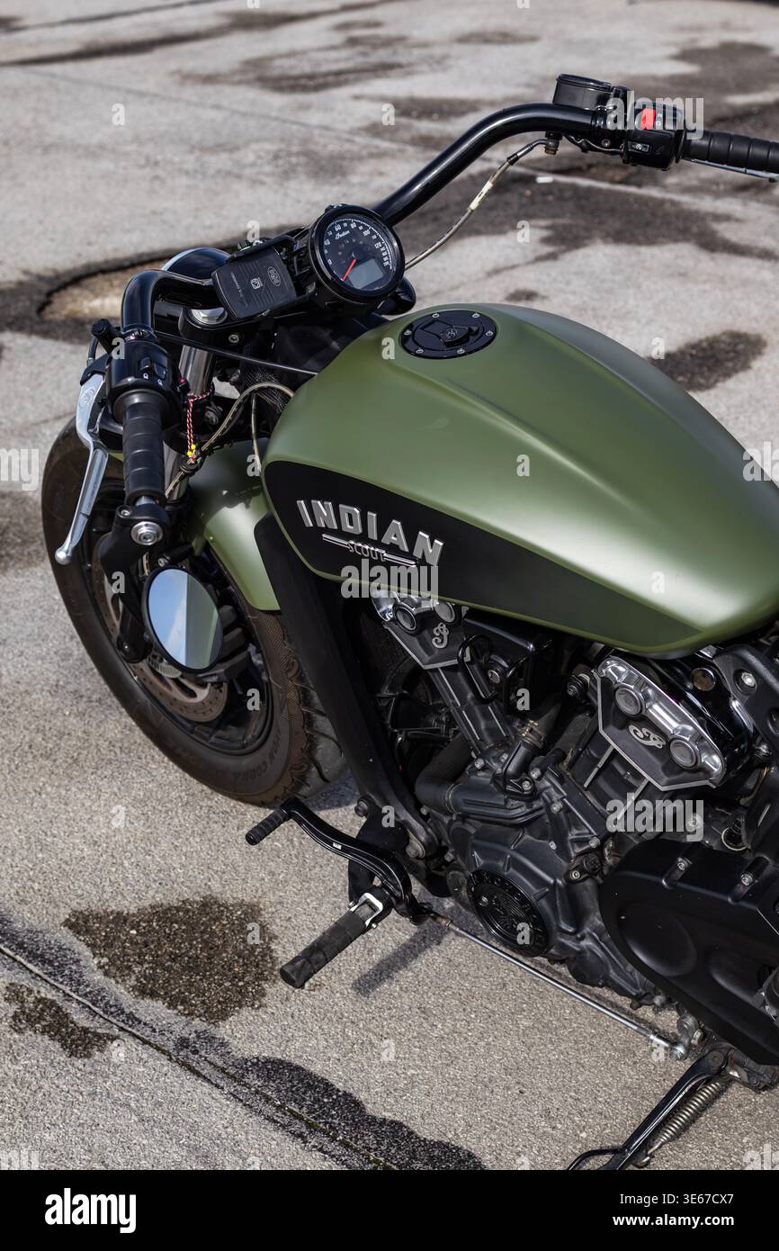 Burgas, Bulgarie - avril 2026 : une moto Indian Scout vert mat est garée dans un terrain ouvert de l'ouverture de la saison moto à Burgas Banque D'Images