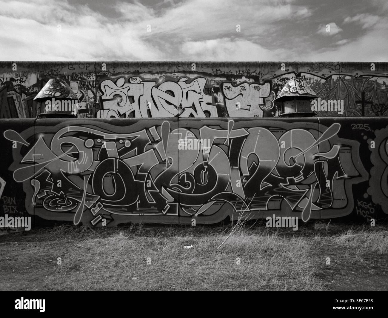 Mur de béton recouvert de graffitis près de la zone de l'hôtel de ville de Tallinn en noir et blanc, Estonie, mars 2026 Banque D'Images