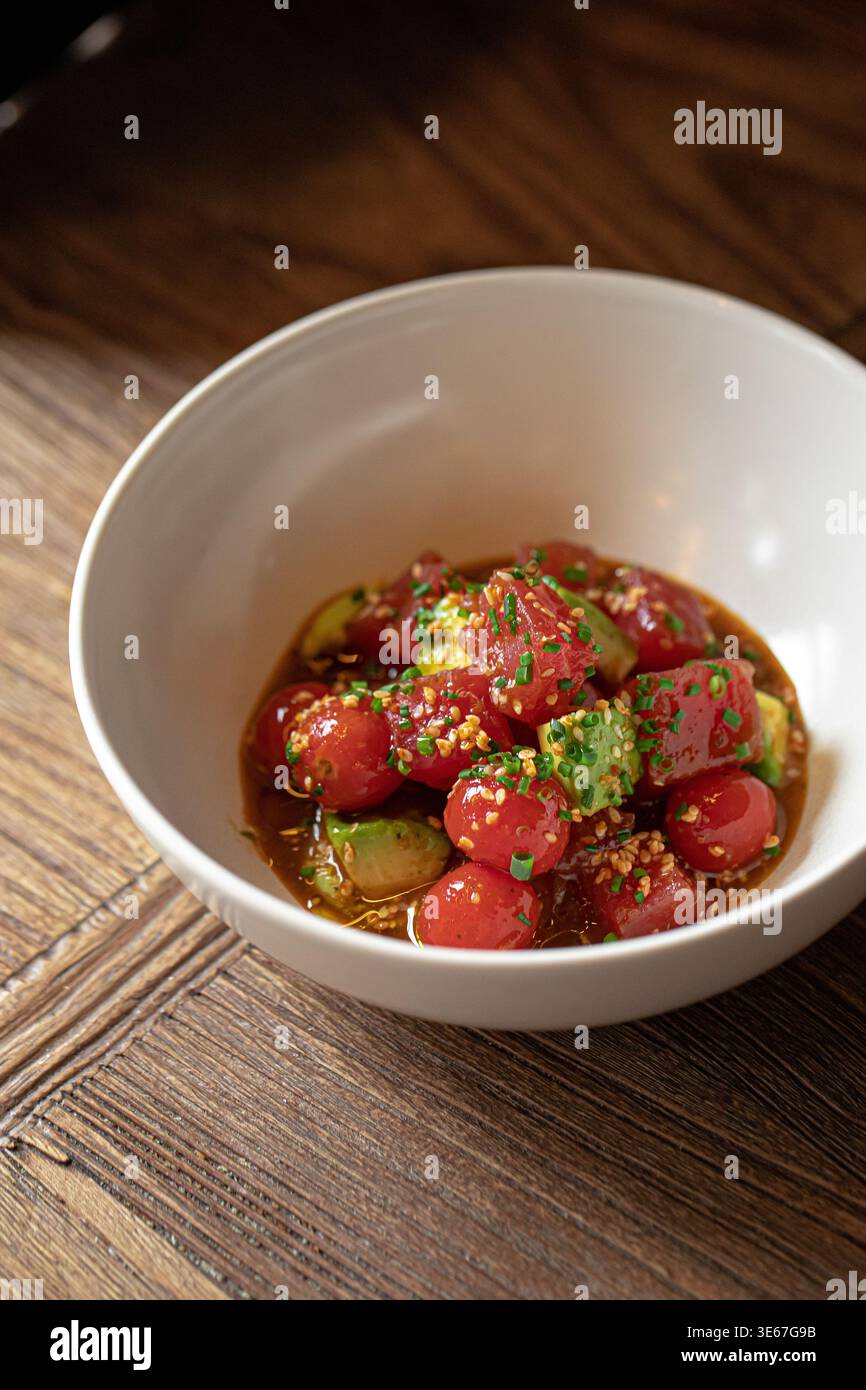 Tomates cerises en sauce kimchi aux herbes Banque D'Images