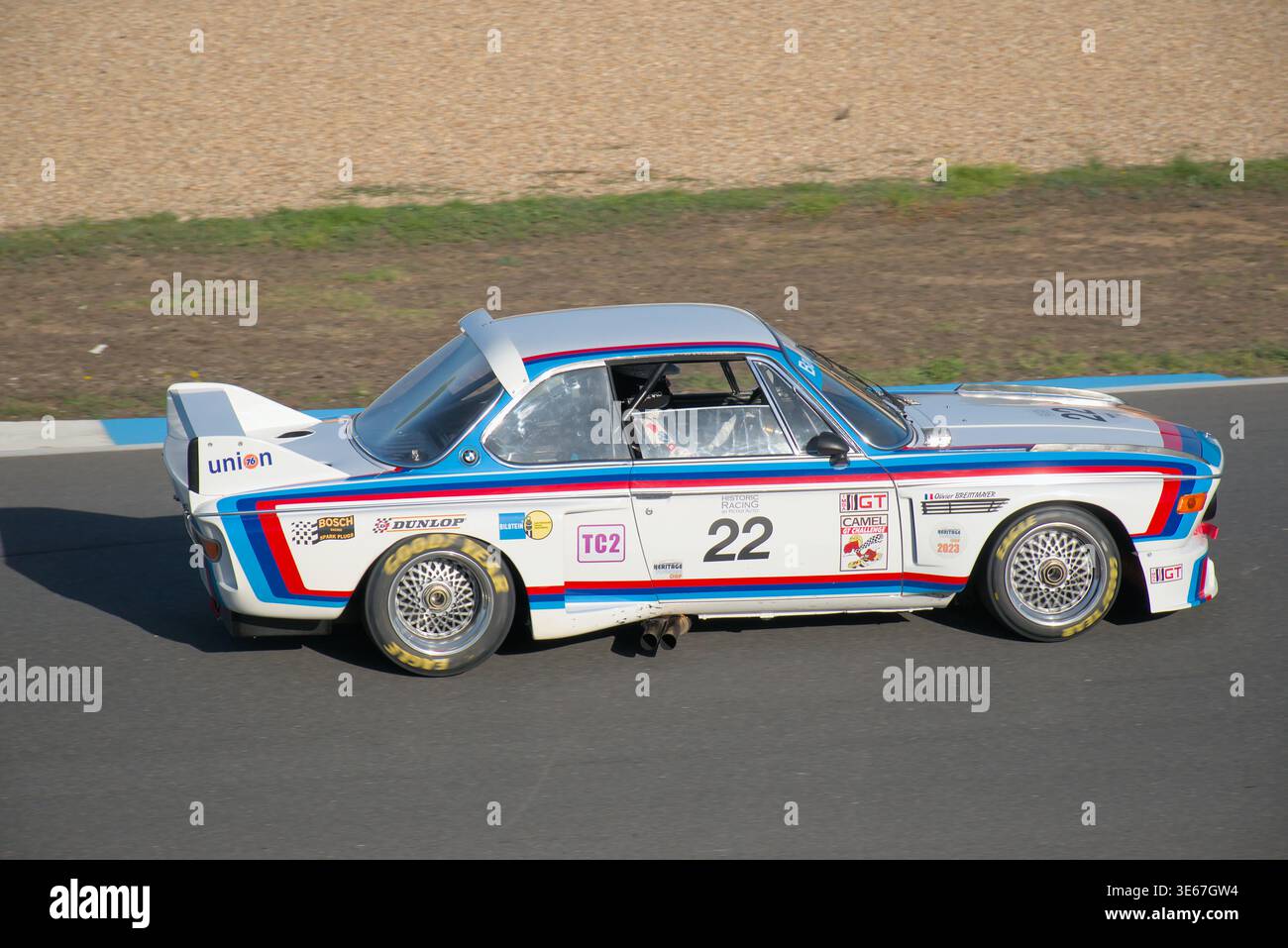 La BMW 3,0 CSL #22 1975 crie dans la ligne droite. L'excellence de Munich en matière d'ingénierie à l'affiche à Estoril Banque D'Images