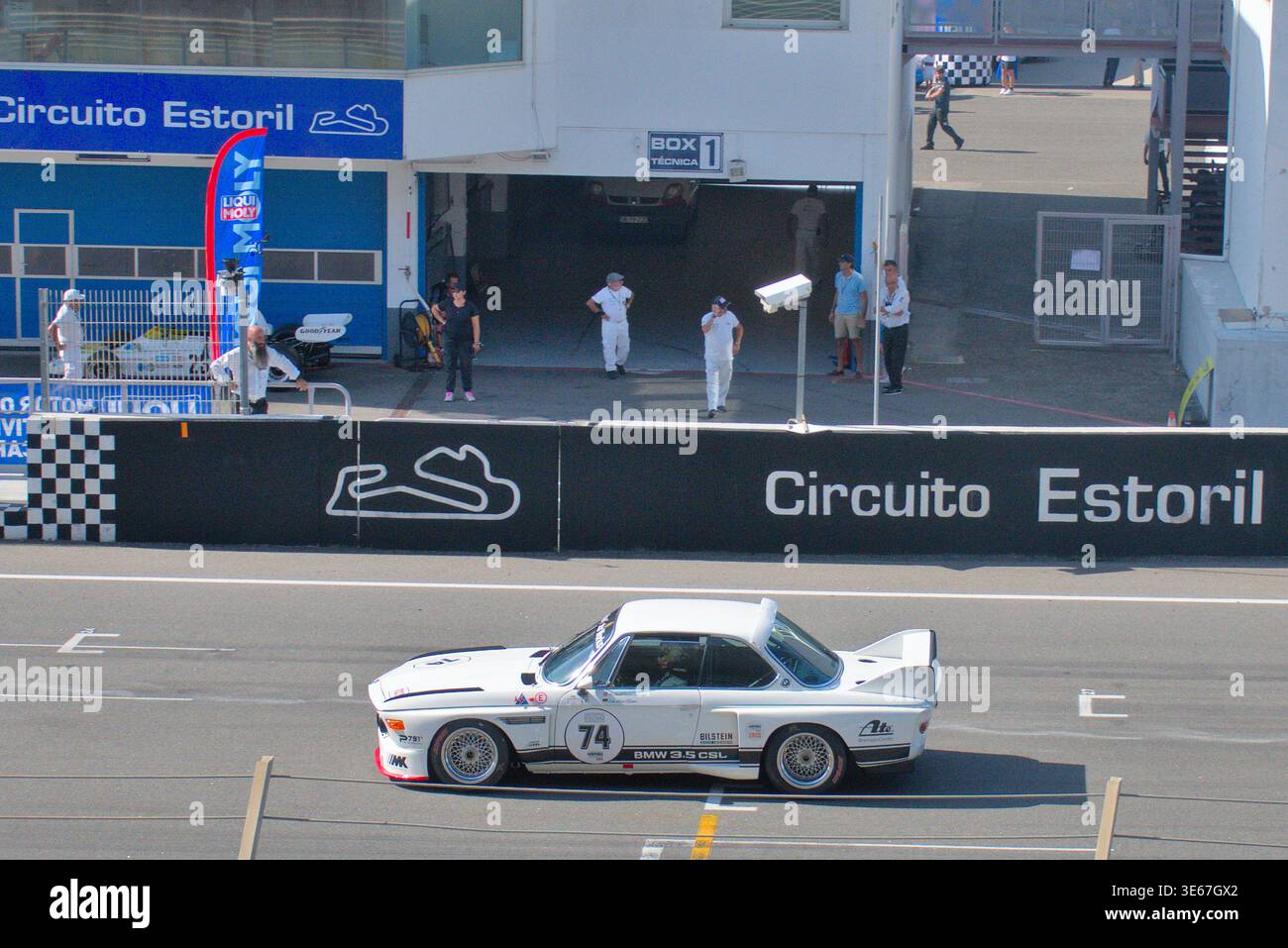 Le rythme du champion ! La BMW 3,0 CSL #74 descendant directement la main d'Estoril sur son chemin vers la victoire générale. 🏆 Banque D'Images