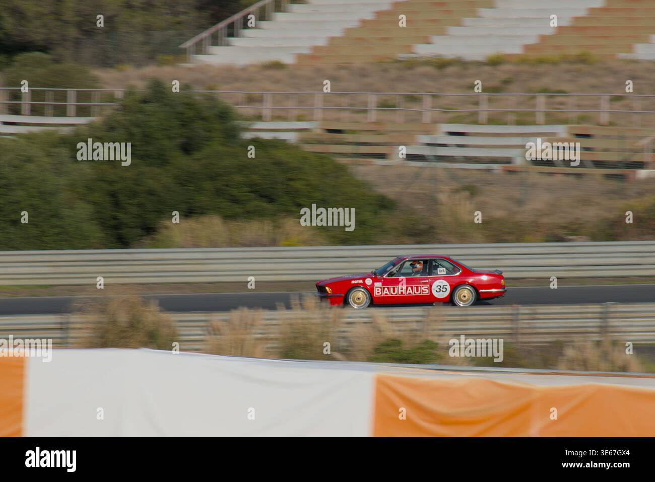 Le « Sharknose » chasse le sommet ! La BMW 635 CSI #35 de Christian Traber se dirige vers le virage difficile d’Orelha Banque D'Images