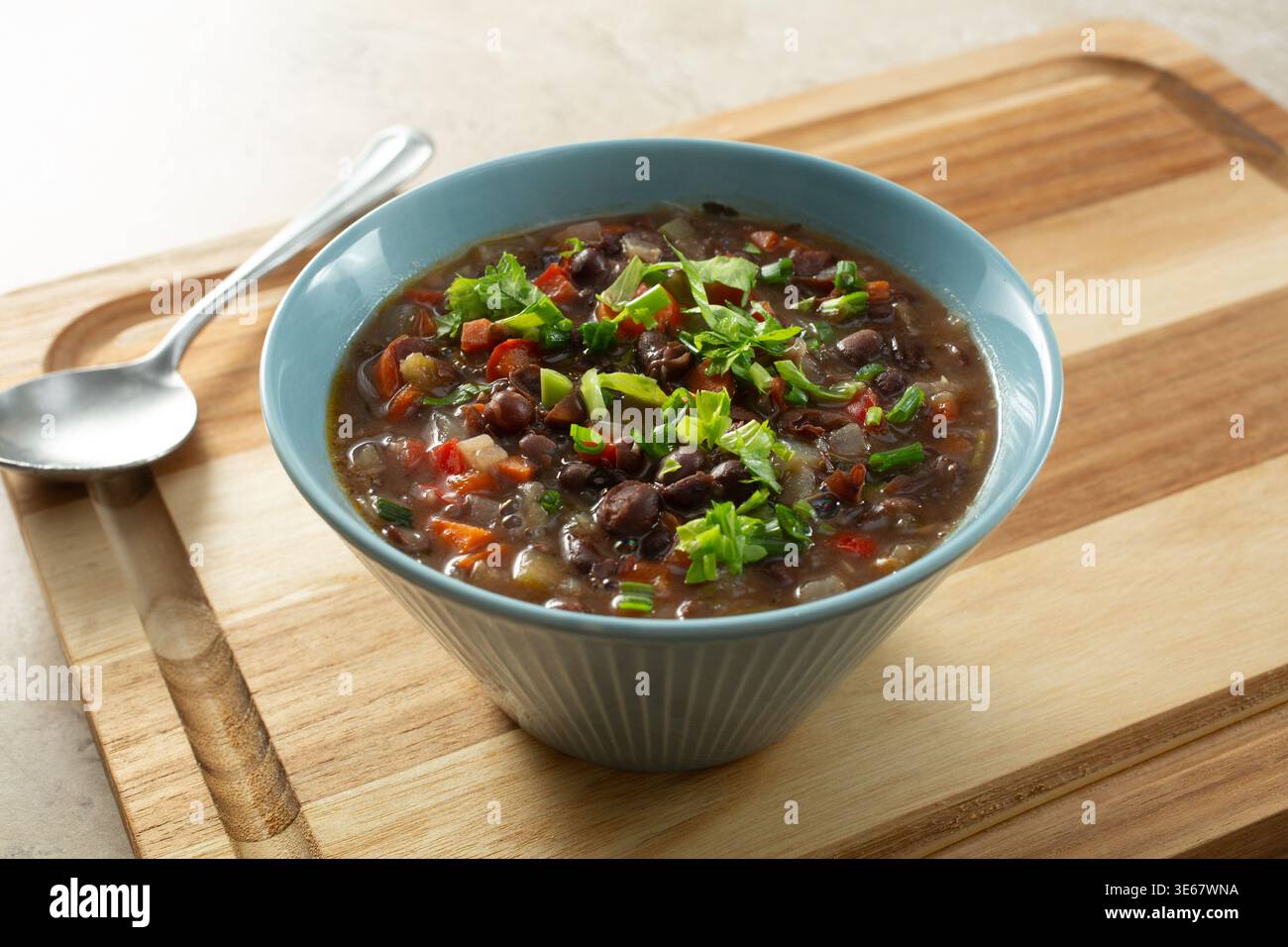 Une vue d'un bol de soupe de haricots noirs. Banque D'Images
