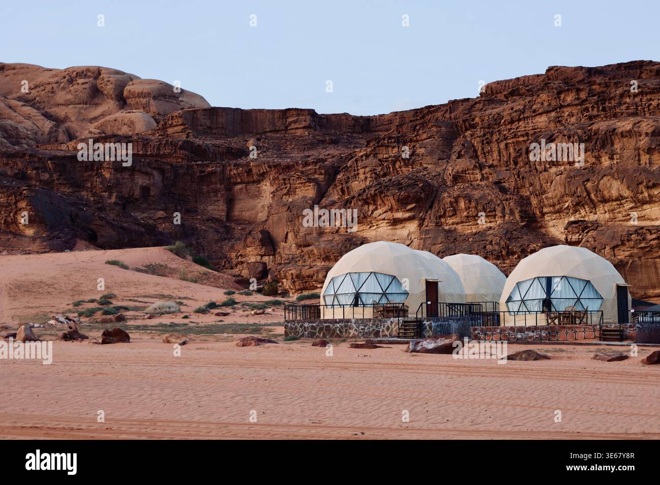 Tentes de dôme en oued rhum Jordanie avec des montagnes en arrière-plan Banque D'Images