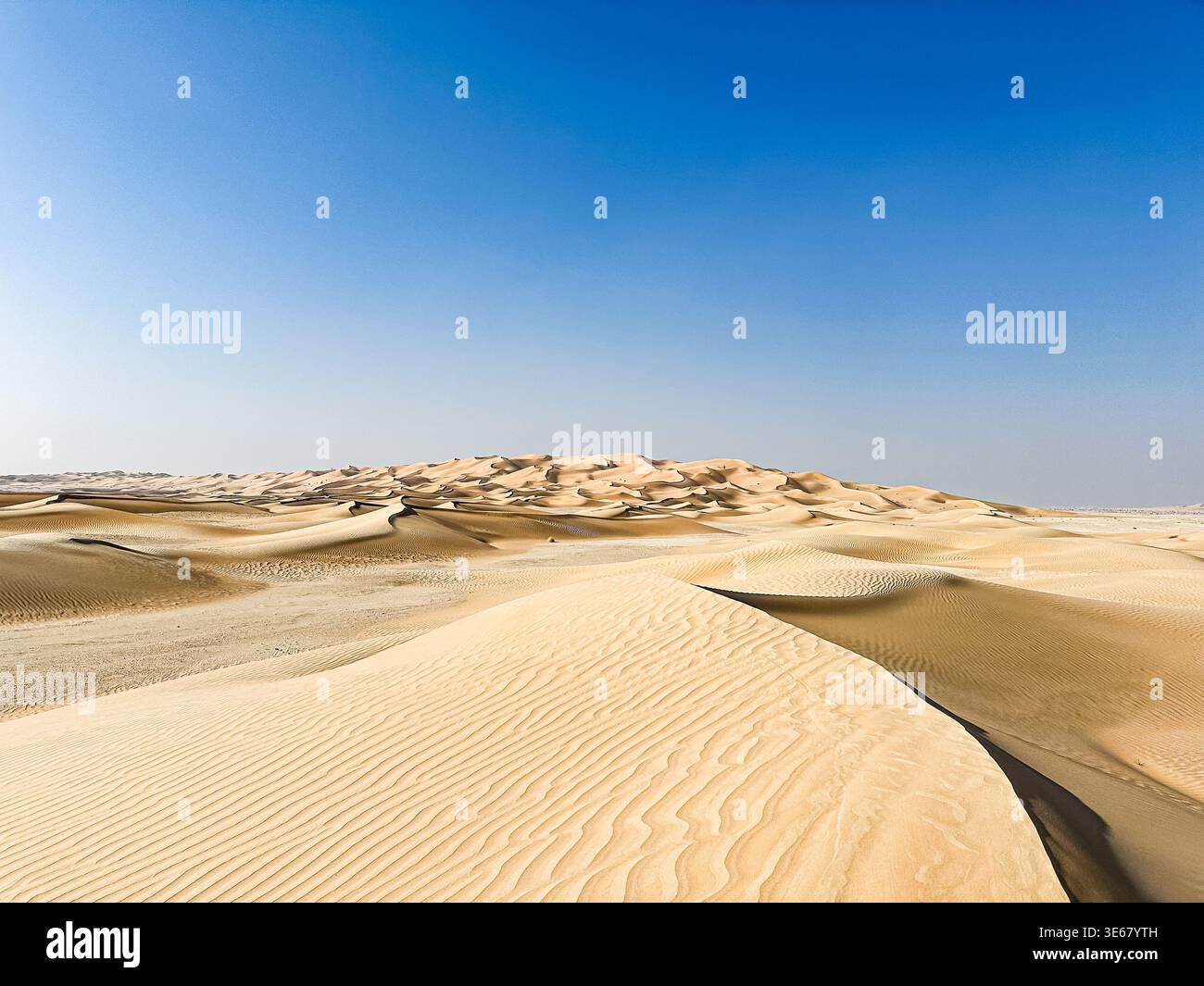 Ciel bleu dans le désert d'Oman Banque D'Images