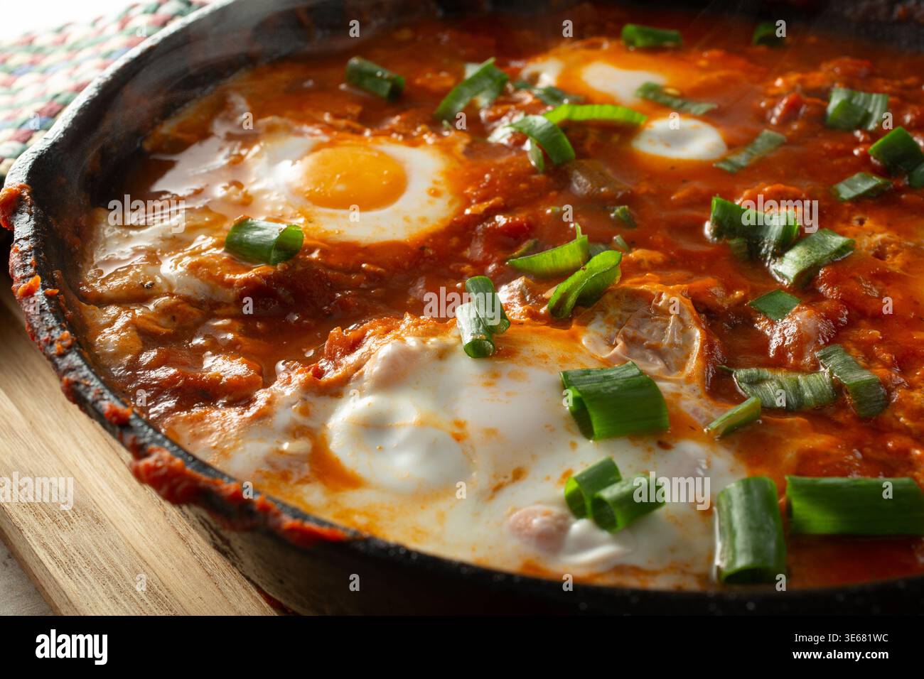 Une vue de shakshuka, dans une poêle en fonte. Banque D'Images
