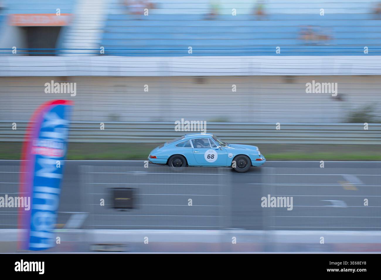#68 Juergen Westphal et Andreas Middendorf dans un plan panoramique à grande vitesse sur la ligne droite principale. Coupe Estoril Classics 2.0L 2023 au Autódromo do Estoril Banque D'Images