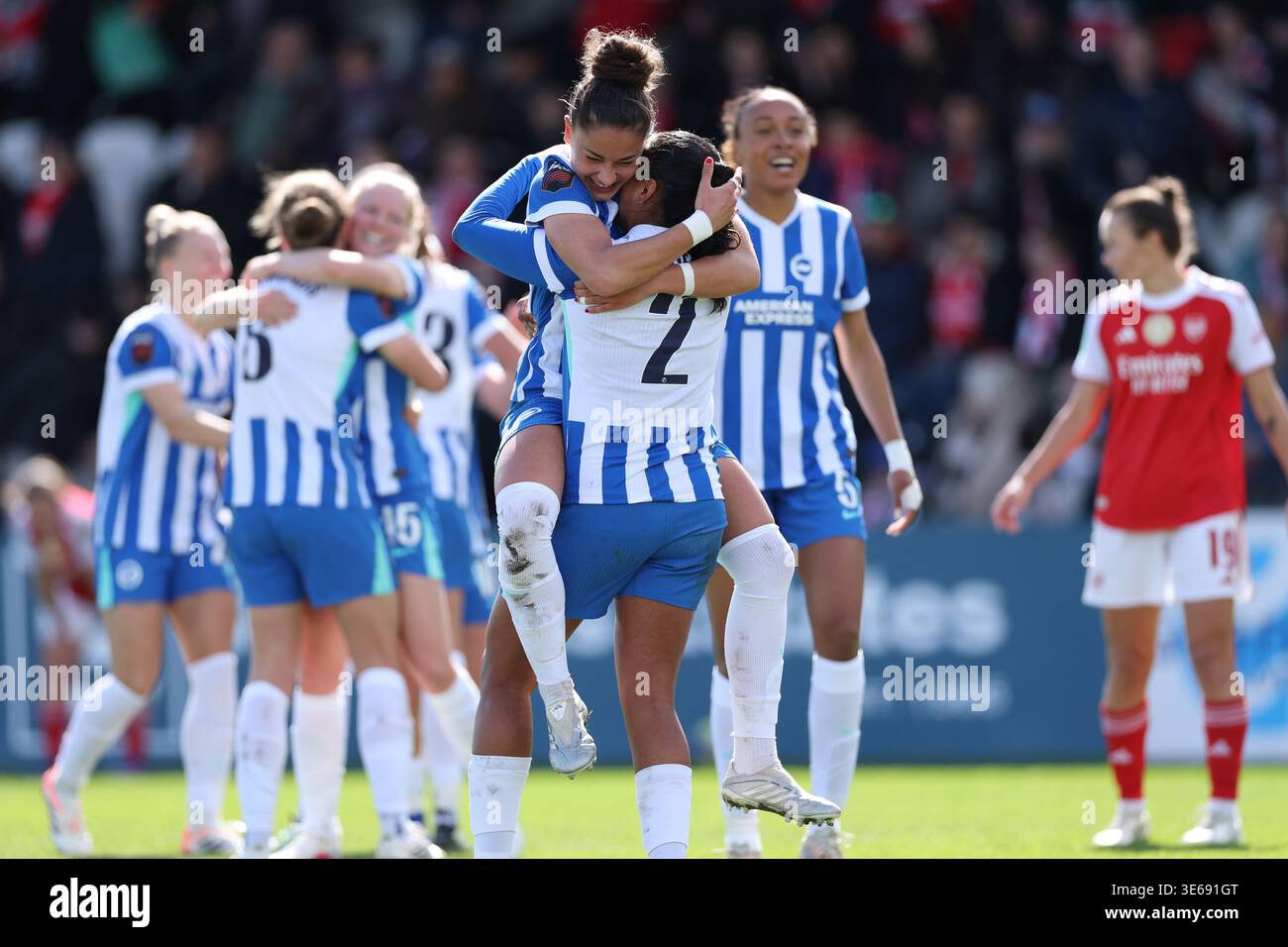 Carla Camacho embrasse Manuela Vanegas Catano de Brighton & Hove Albion après la victoire du match de quart de finale de la FA Cup féminine Adobe entre Arsenal et Brighton et Hove Albion au stade Mangata Pay UK, Borehamwood le dimanche 5 avril 2026. (Photo : Tiego Grenho | mi News) crédit : MI News & Sport /Alamy Live News Banque D'Images