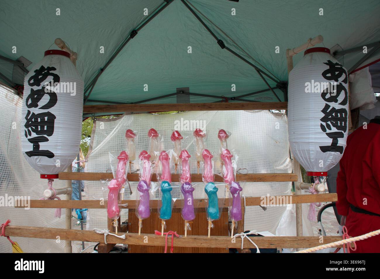 Kawasaki, Japon. 05th Apr, 2026. Bonbons en forme de phallus exposés pendant le 'Kanamara Matsuri' près du sanctuaire Kanayama dans la préfecture de Kanagawa, au Japon, le dimanche 5 avril 2026. Ce festival commence à partir de 1977 et actuellement, le festival a lieu le premier dimanche d'avril de chaque année, avec des prières pour la prospérité des entreprises, la fertilité (procréation), l'accouchement sans risque, les jumelages et l'harmonie conjugale. Photo de Keizo Mori/UPI crédit : UPI/Alamy Live News Banque D'Images
