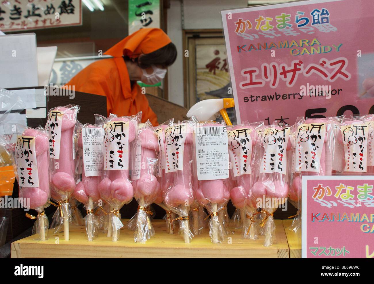 Kawasaki, Japon. 05th Apr, 2026. Des bonbons en forme de phallus sont en vente pendant le 'Kanamara Matsuri' près du sanctuaire Kanayama dans la préfecture de Kanagawa, au Japon, le dimanche 5 avril 2026. Ce festival commence à partir de 1977 et actuellement, le festival a lieu le premier dimanche d'avril de chaque année, avec des prières pour la prospérité des entreprises, la fertilité (procréation), l'accouchement sans risque, les jumelages et l'harmonie conjugale. Photo de Keizo Mori/UPI crédit : UPI/Alamy Live News Banque D'Images