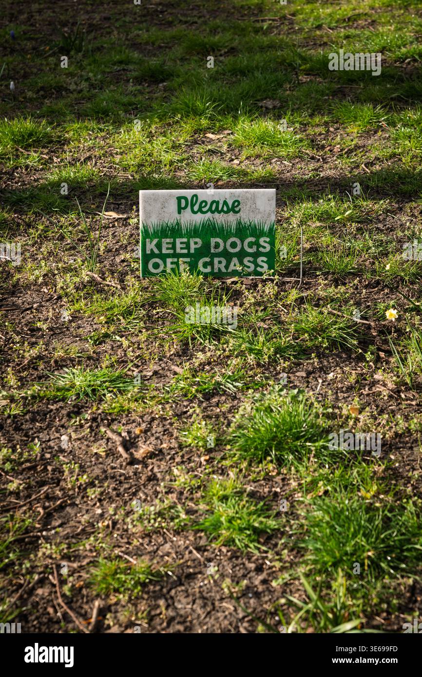 S'il vous plaît garder le signe chiens d'herbe Banque D'Images